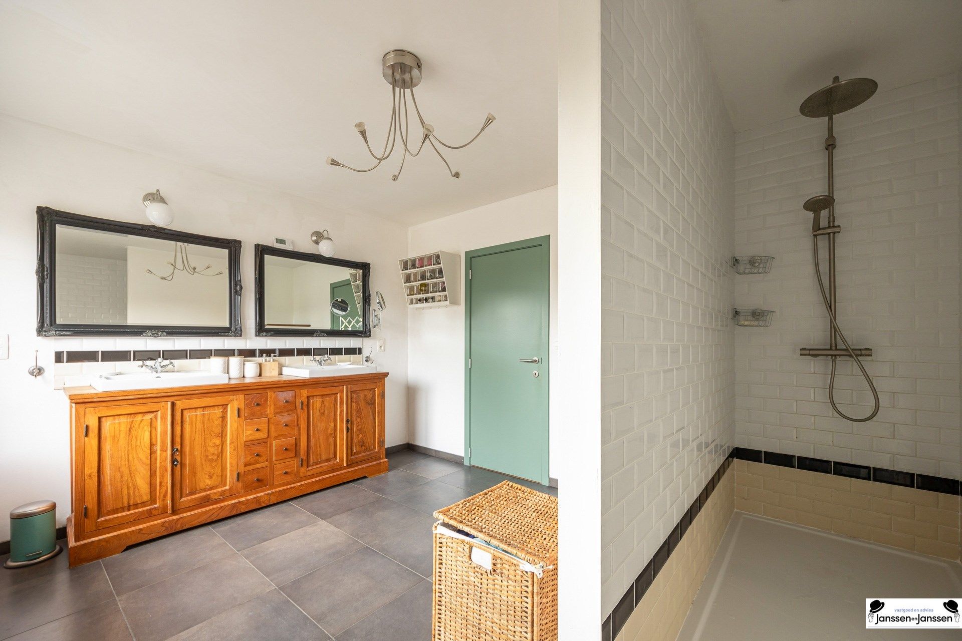 Prachtig gerenoveerde woning met 3 slaapkamers en groene tuin in Ekeren! foto 20