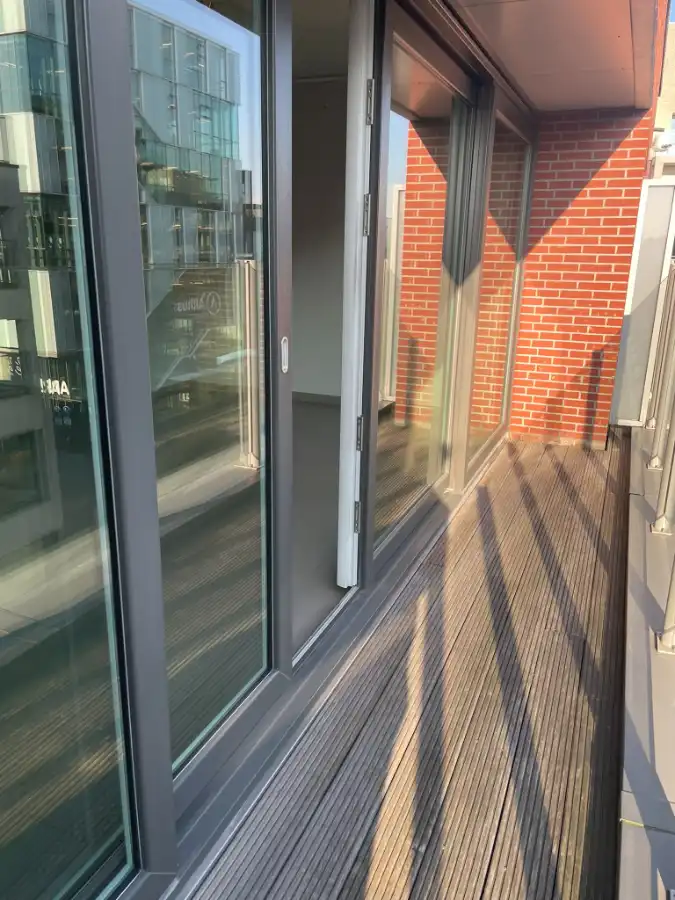 Instapklaar twee slaapkamer APP + terras, bergruimte & garage foto 13