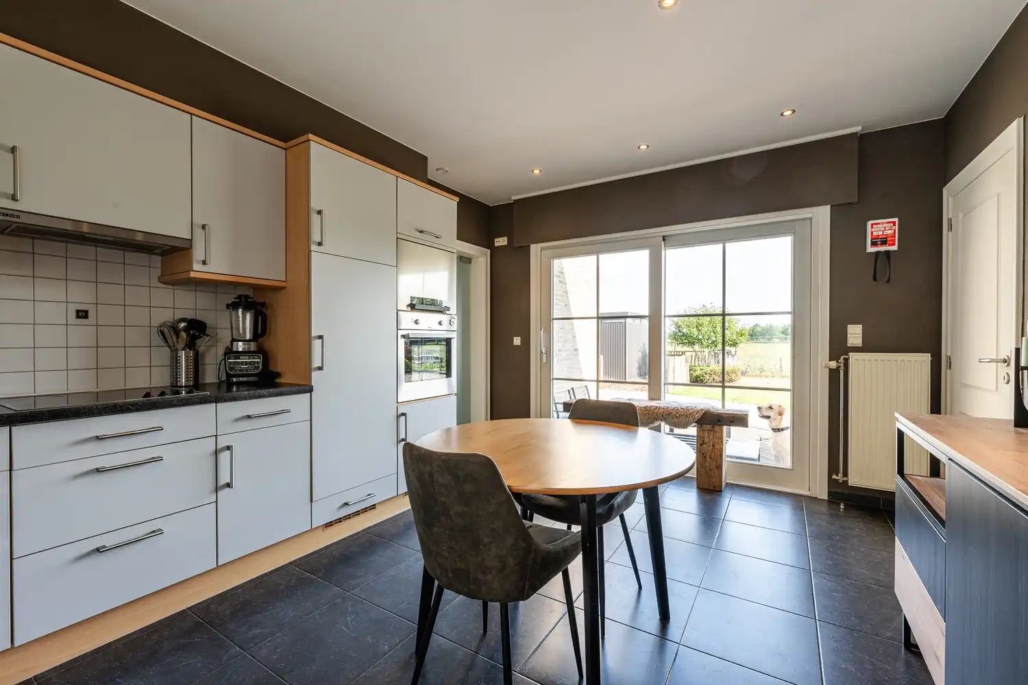 Halfopen woning met garage en ruime tuin foto 12