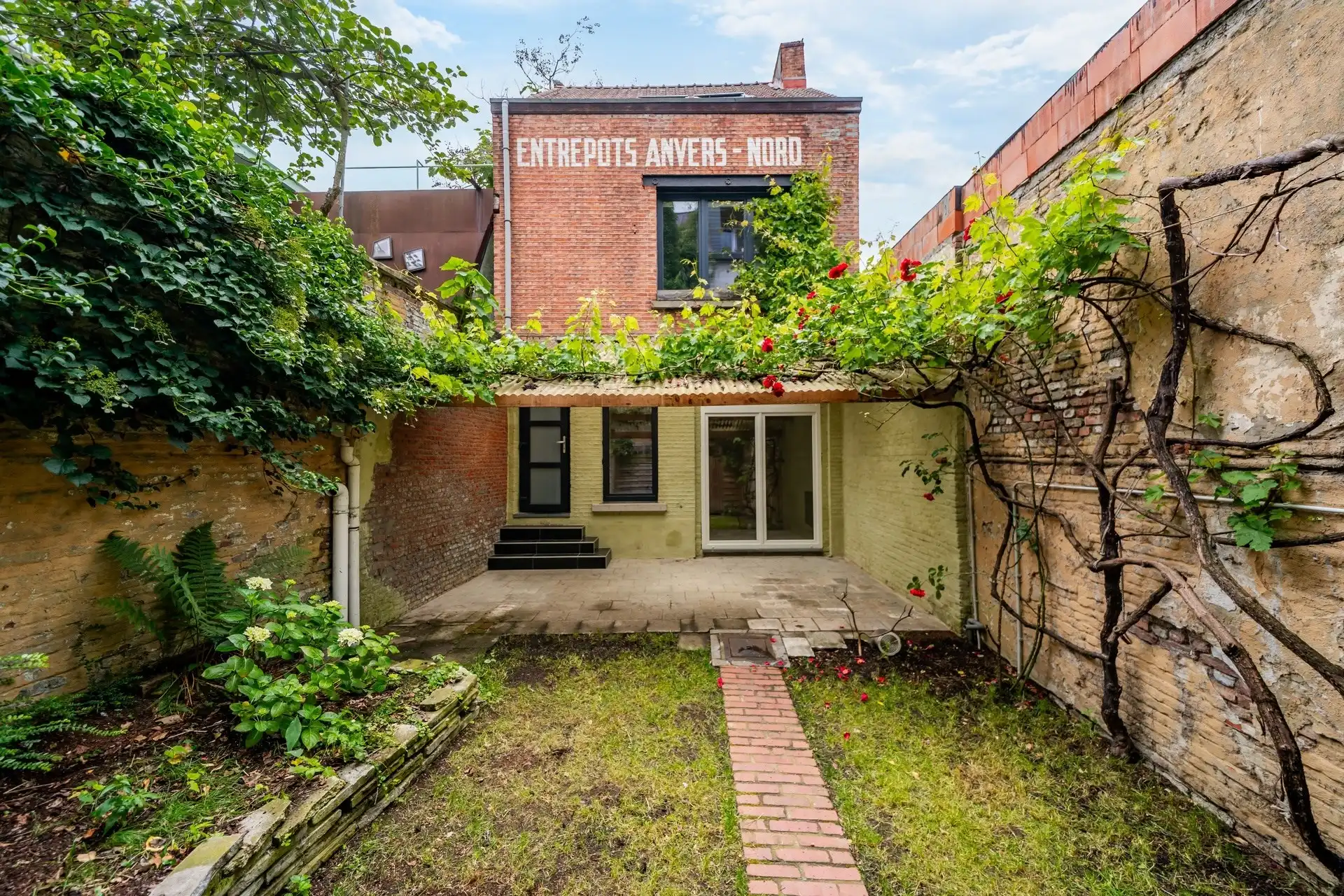 Hidden urban oasis – A secret address with a story. foto {{pictureIndex}}