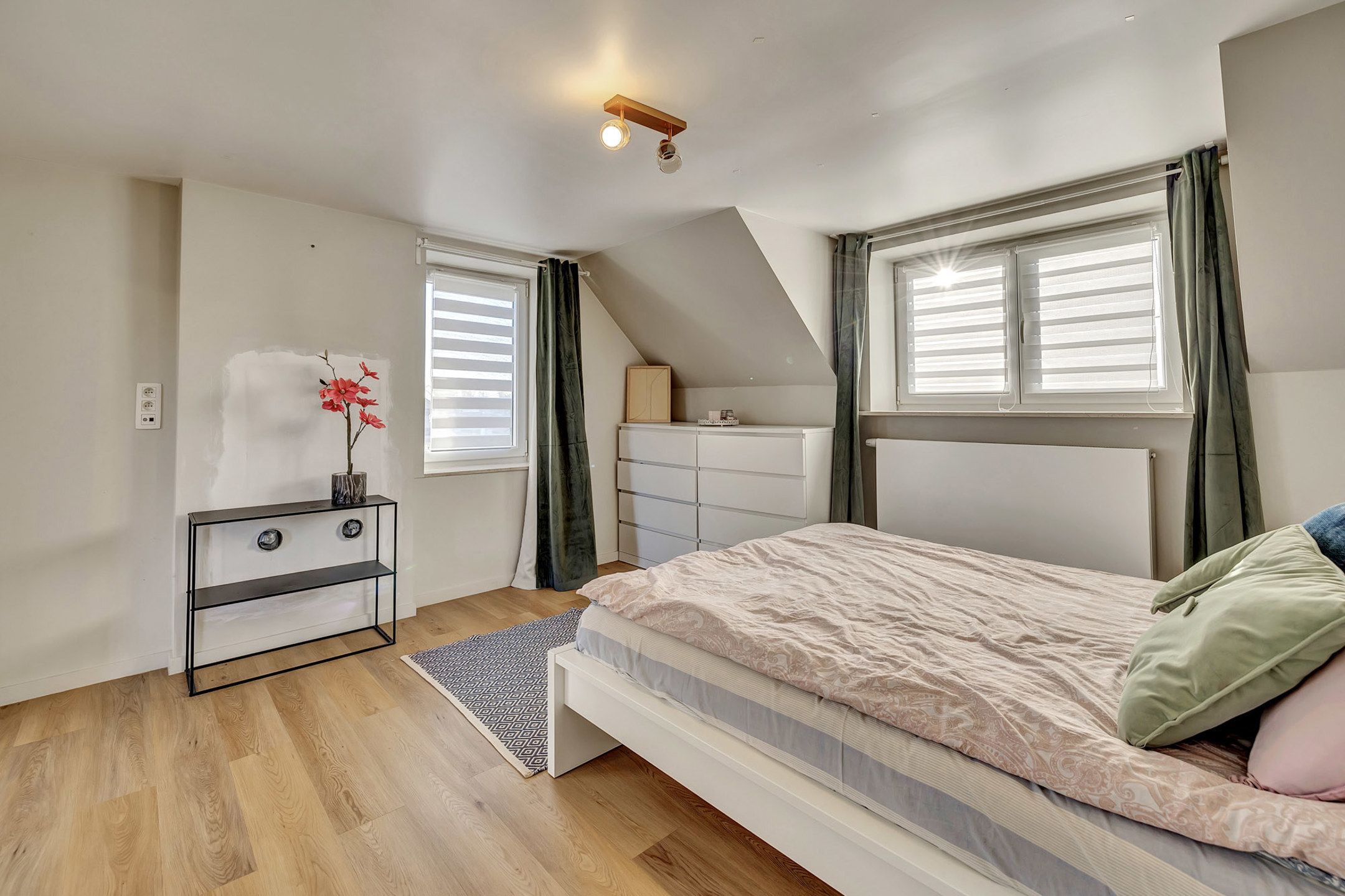 Instapklare woning met ruime tuin en garage foto 16