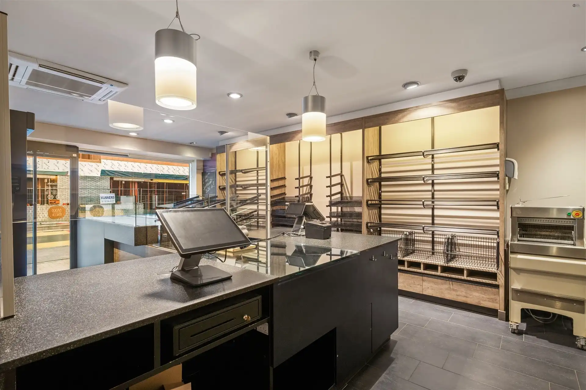 Centrum gelegen bakkerij/handelspand met appartement foto 6