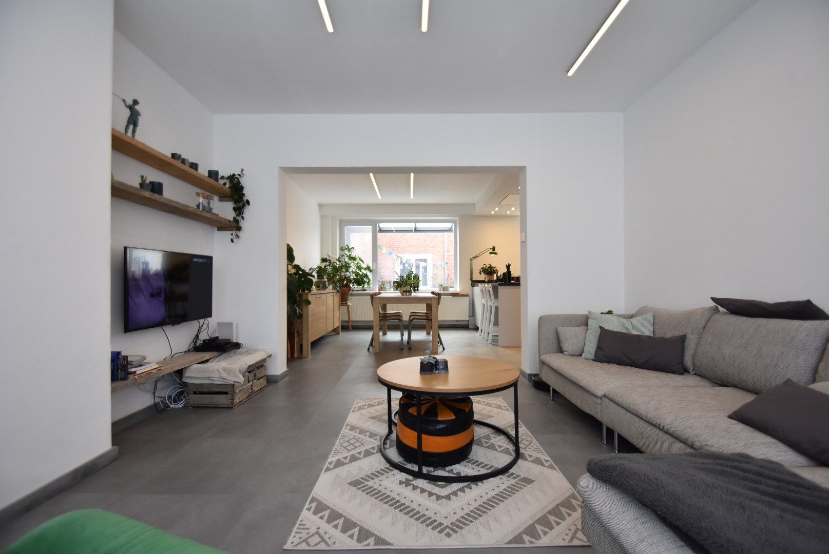 * * WACHTLIJST VOLZET * * Zeer grondig en geslaagd gerenoveerde woning met terras en dubbele autostandplaats foto 14