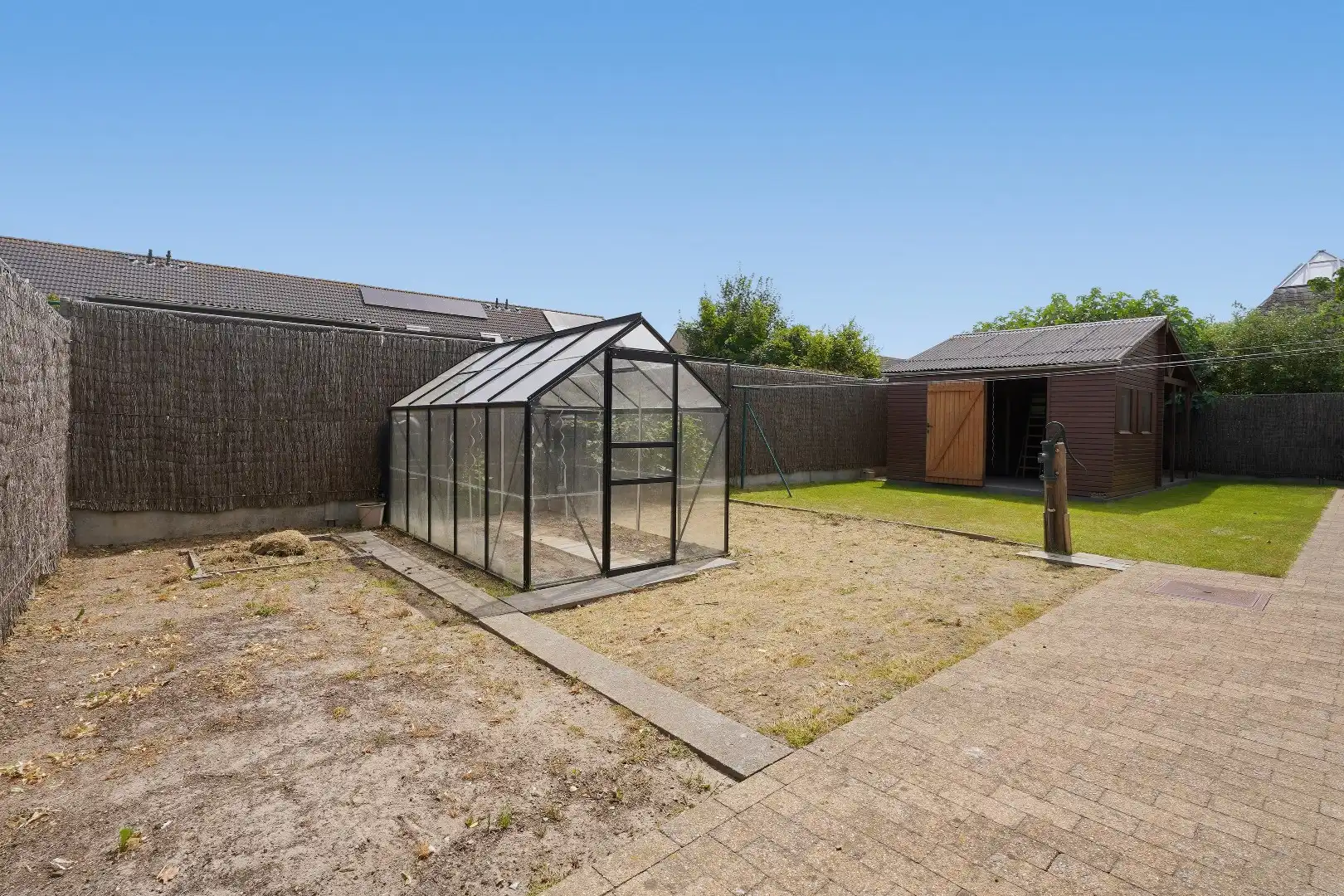 Rustig gelegen open bebouwing (type bungalow / gelijkvloerswoning) met 3 slaapkamers en prachtige tuin te Diksmuide. foto 12