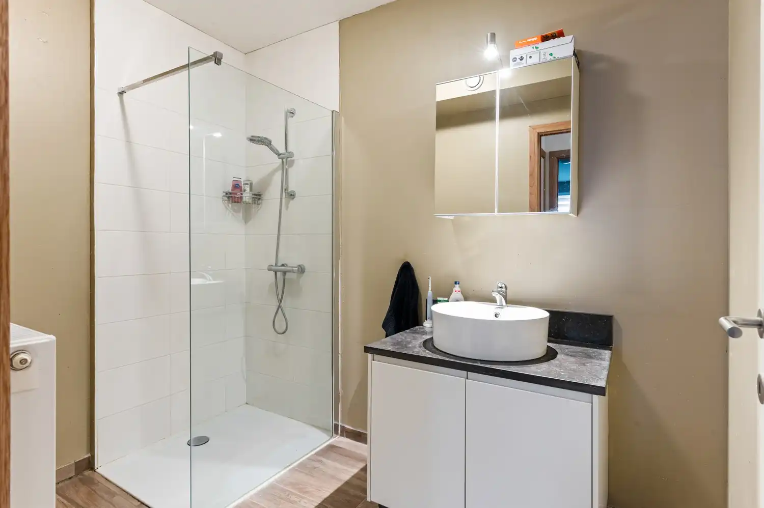 Instapklaar gelijkvloersappartement met 2 slaapkamers! foto 8