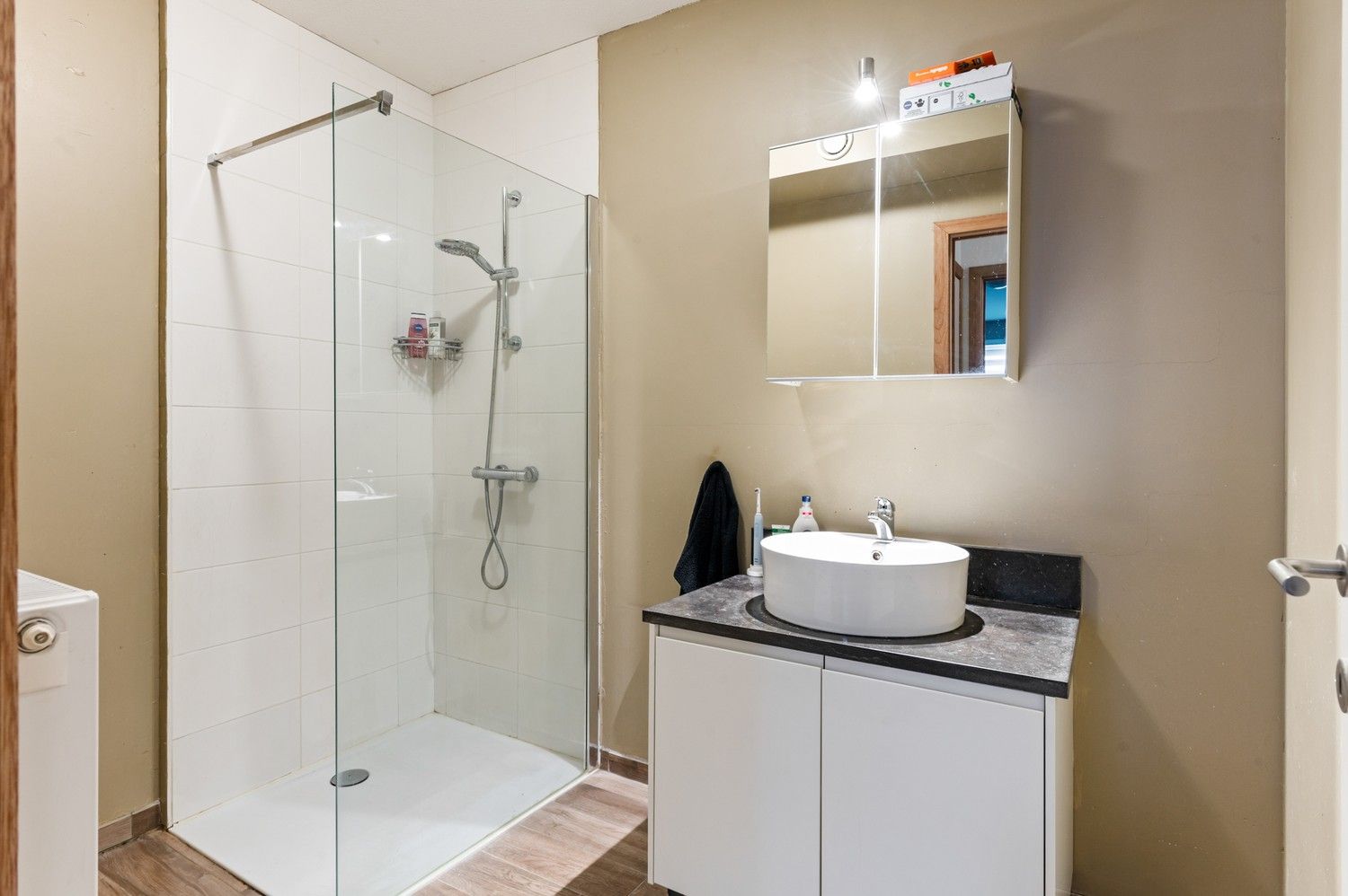 Instapklaar gelijkvloersappartement met 2 slaapkamers! foto 8