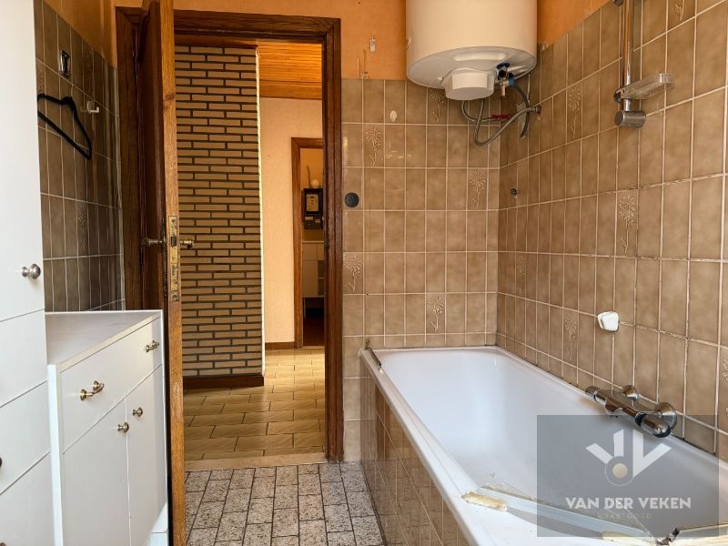 Te renoveren, ruim, centraal en toch rustig gelegen glvl 2-slpkapp met ruim terras nabij centrum Halveweg Zonhoven foto 20