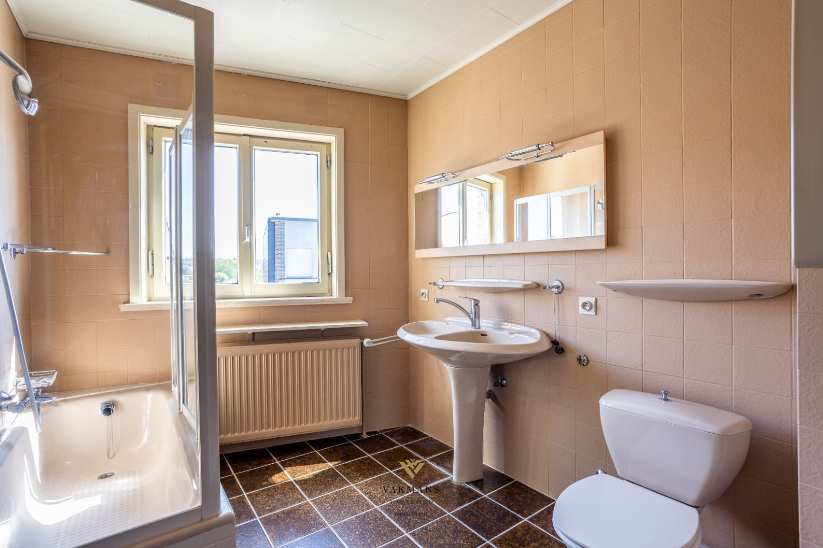 Woning met 3 slaapkamers en grote dubbele garage op prachtige locatie. foto 16