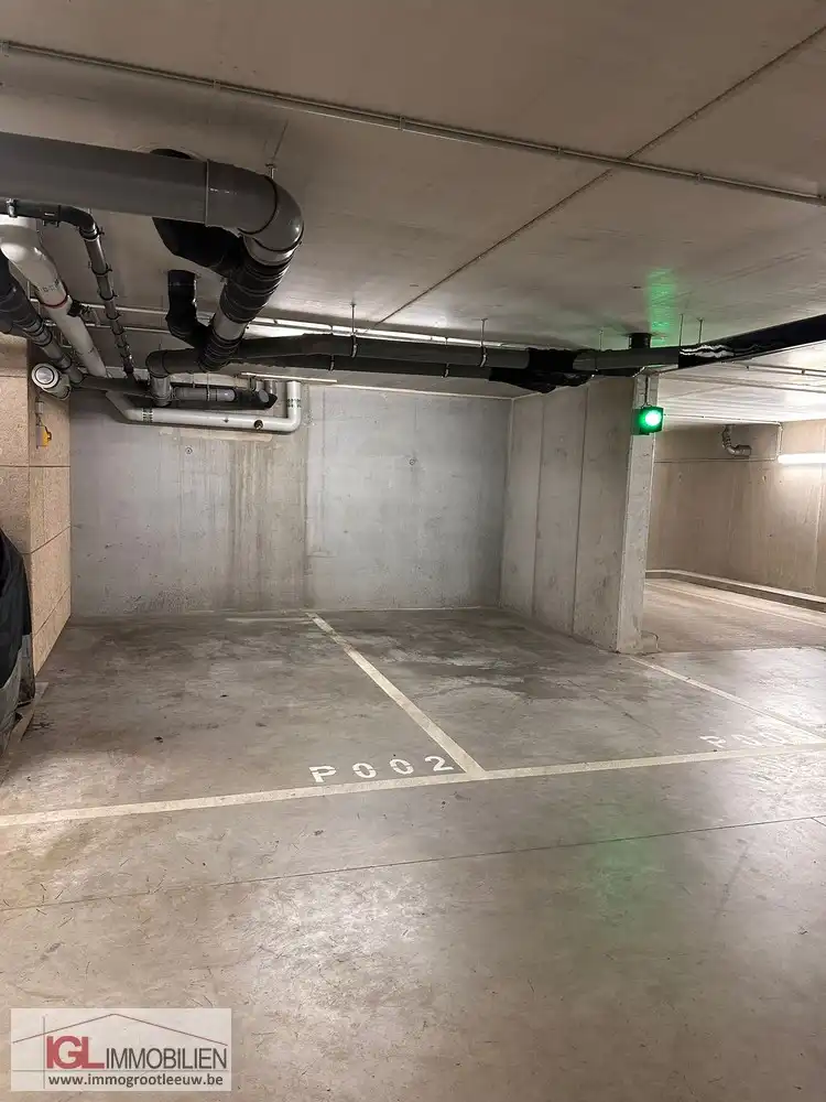 Ondergrondse staanplaats met automatische poort foto {{pictureIndex}}