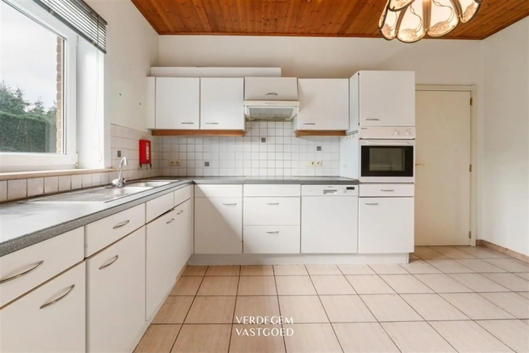 Rustig gelegen, vrijstaande woning met 6 slaapkamers op mooi perceel foto 8