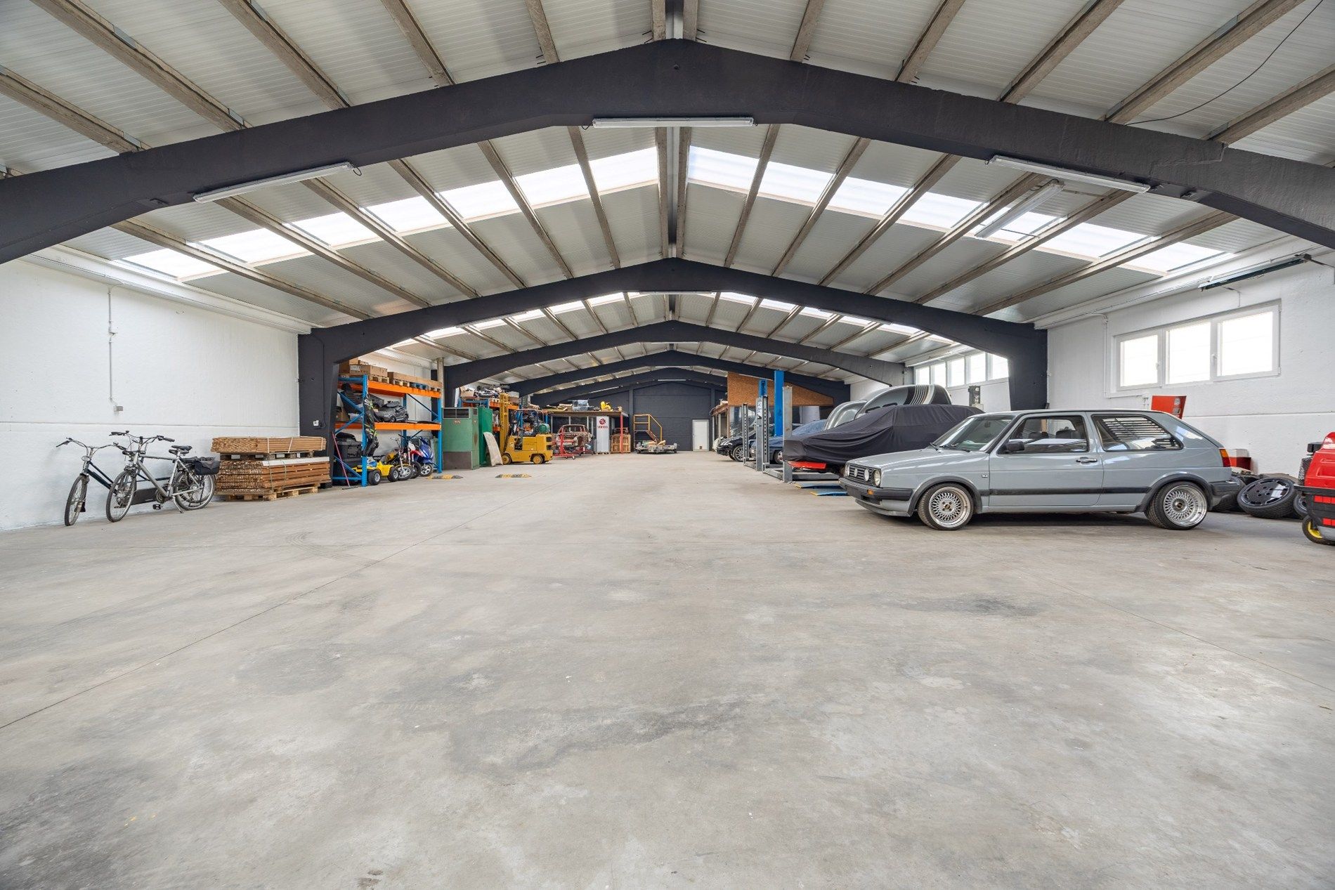 GOED GELEGEN MAGAZIJN MET SHOWROOM foto 20