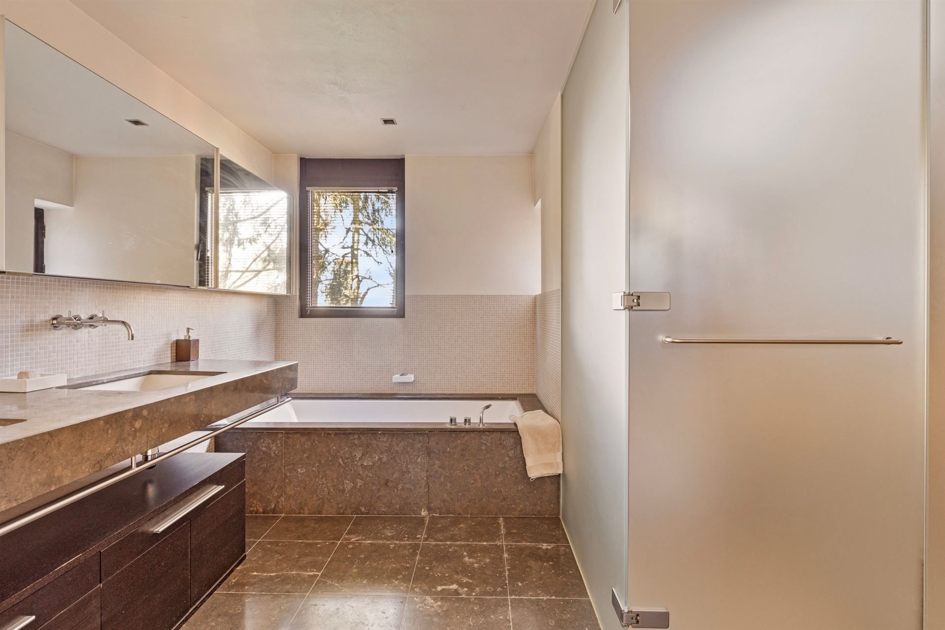 Ruime klassieke villa met zwembad in doodlopende straat foto 28