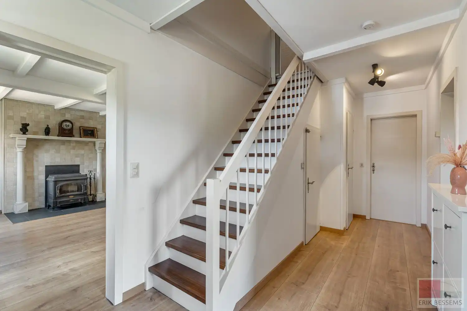 Prachtig gerenoveerde woning/landhuis (van 2011 t.e.m. 2025) gelegen op een ruim perceel van maar liefst circa 6000m2 foto 5