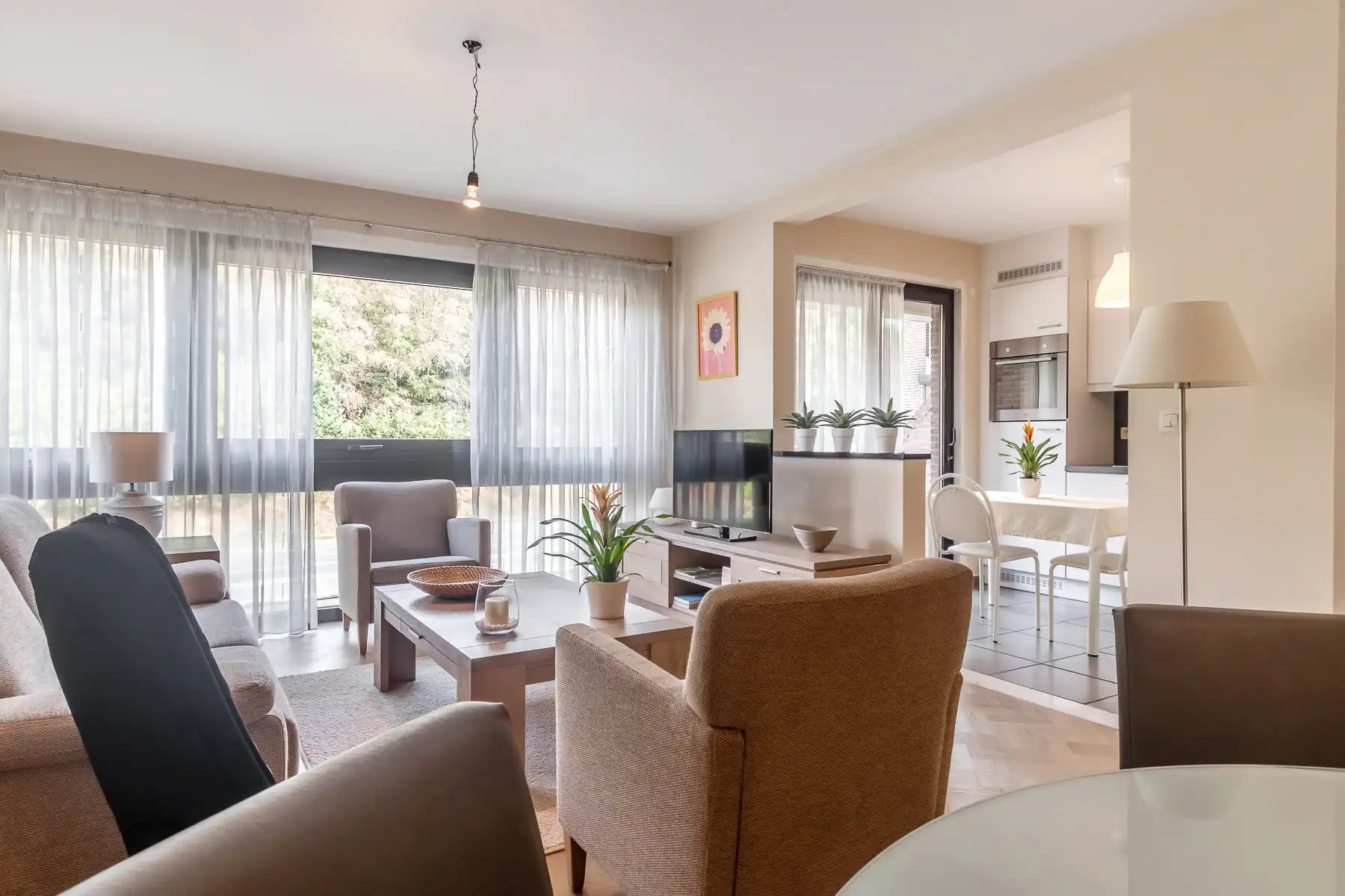 Lichtrijk appartement met autostaanplaats en prachtig zicht foto 5
