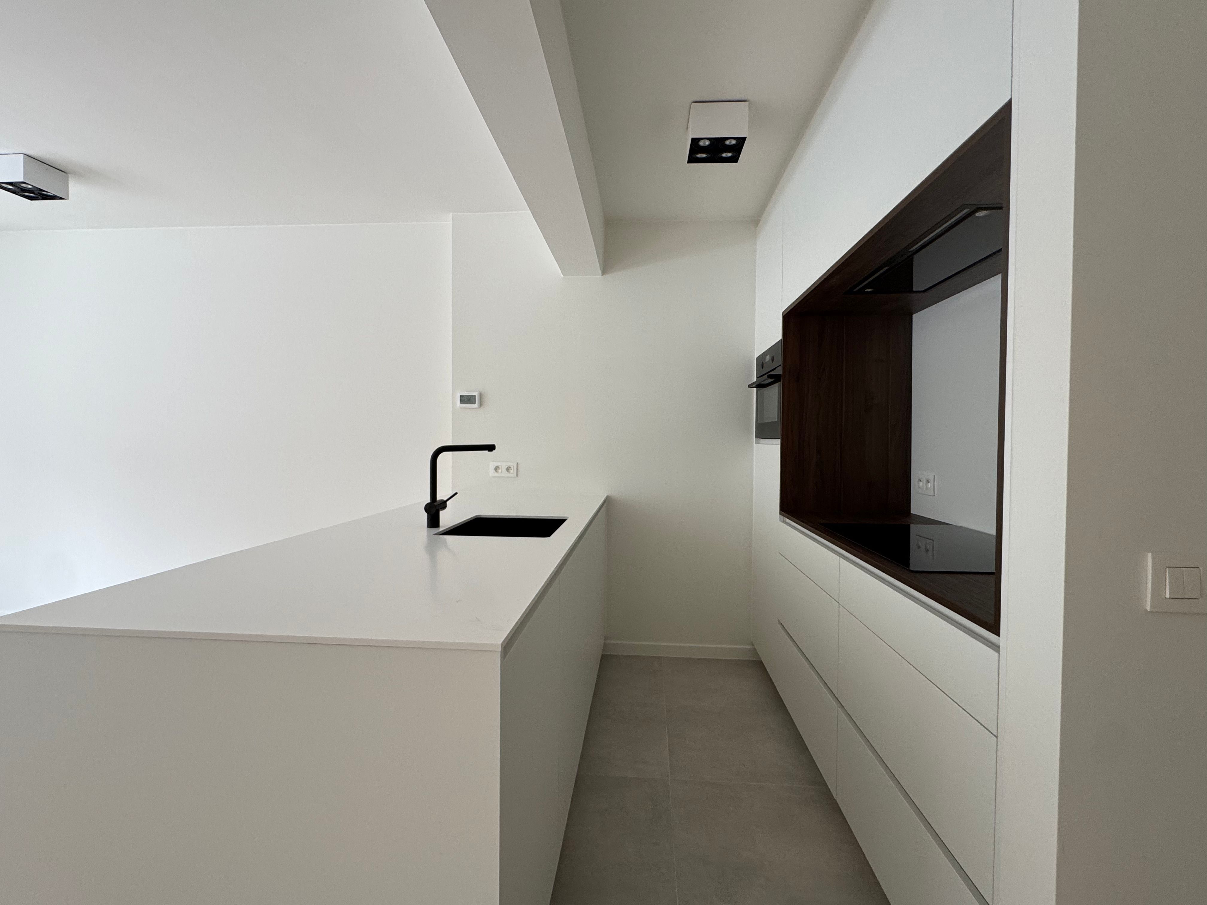 Stijlvol gerenoveerd appartement met 2 slaapkamers en terras foto 7