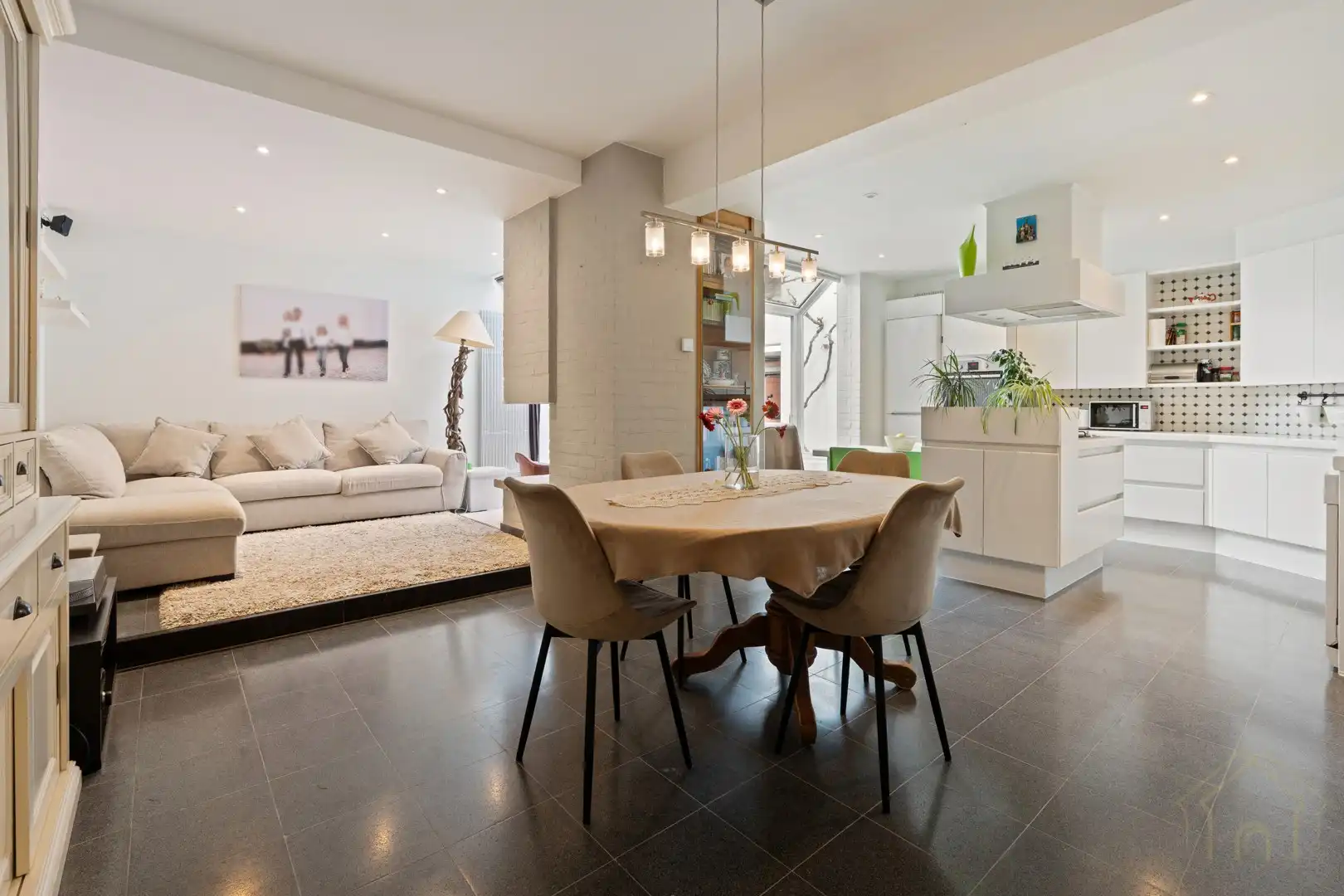 Instapklare woning met aparte werk- of praktijkruimte in het centrum van Lauwe foto {{pictureIndex}}