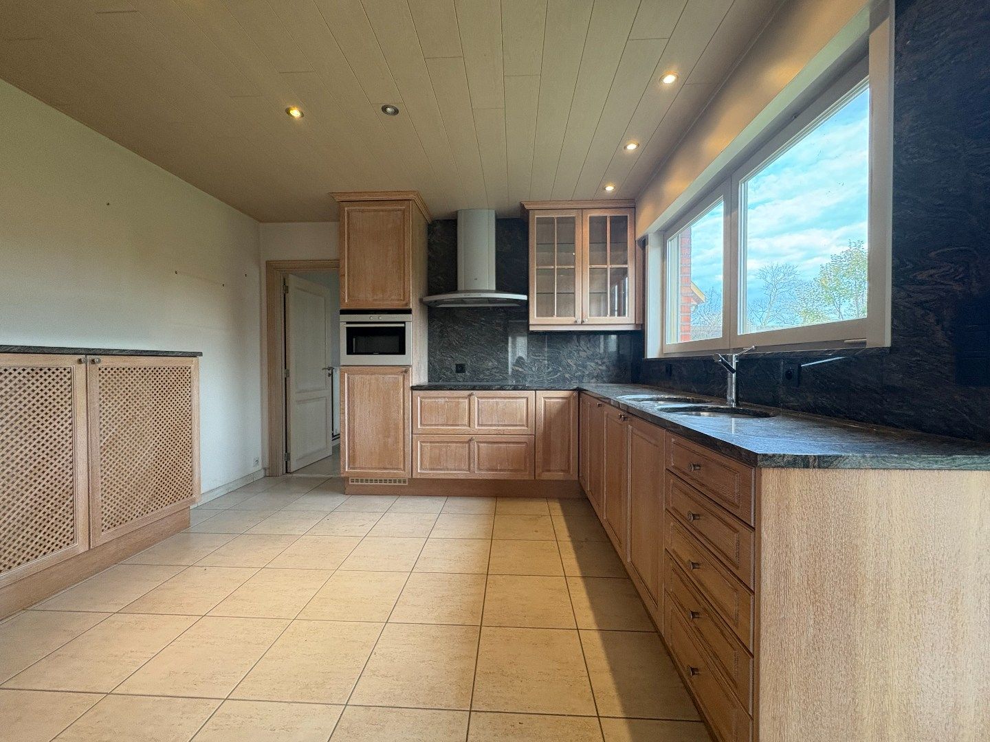 Ruime en goed onderhouden bungalow met zonnige tuin– Elverdinge dorpskern. Opp: 884m². foto 9