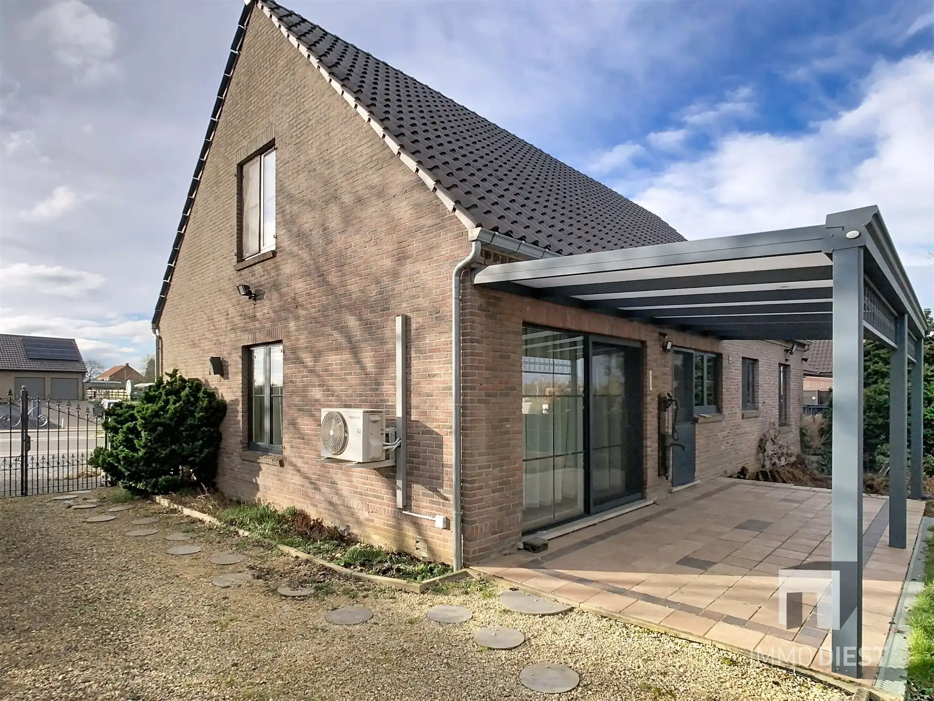 Instapklare woning op ca.53 are met bijgebouw met dubbele garage. EPC 104 kWh/m²/jaar (bijna A-label) foto 2