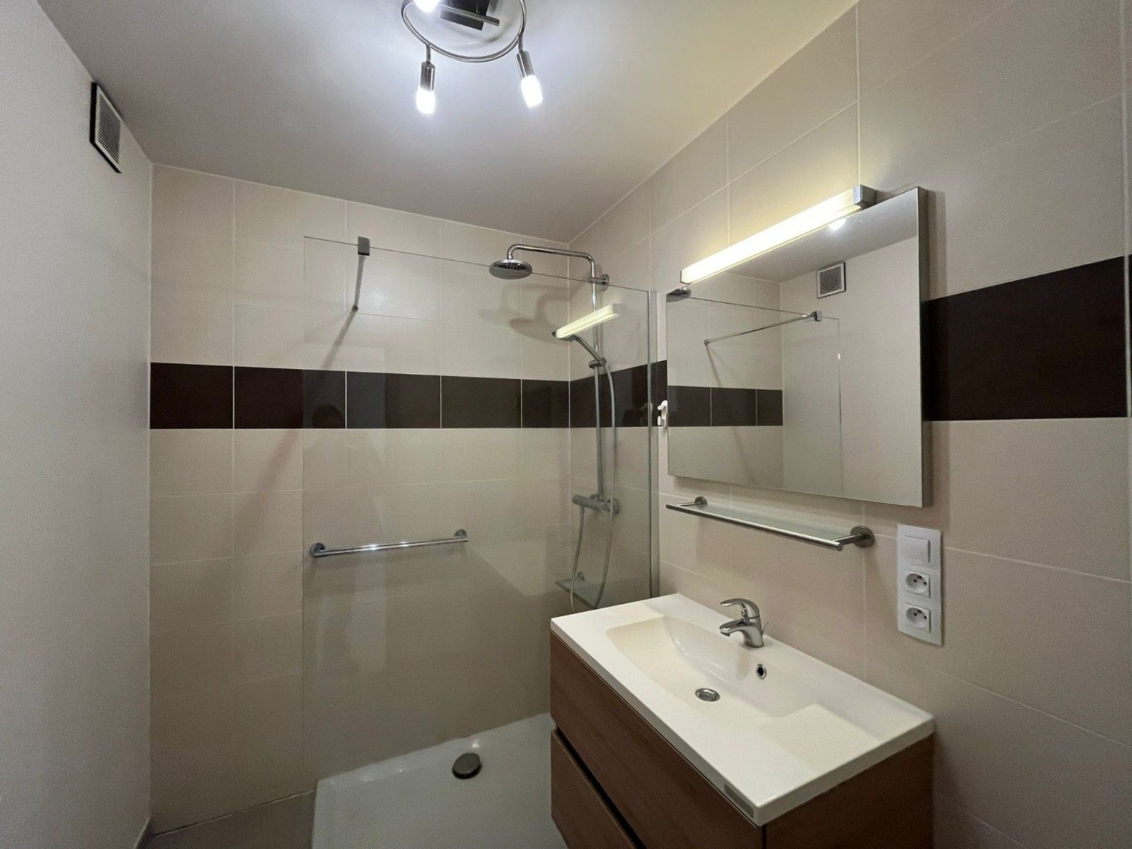 Te koop - 2 slaapkamersappartment met dubbele garage foto 10