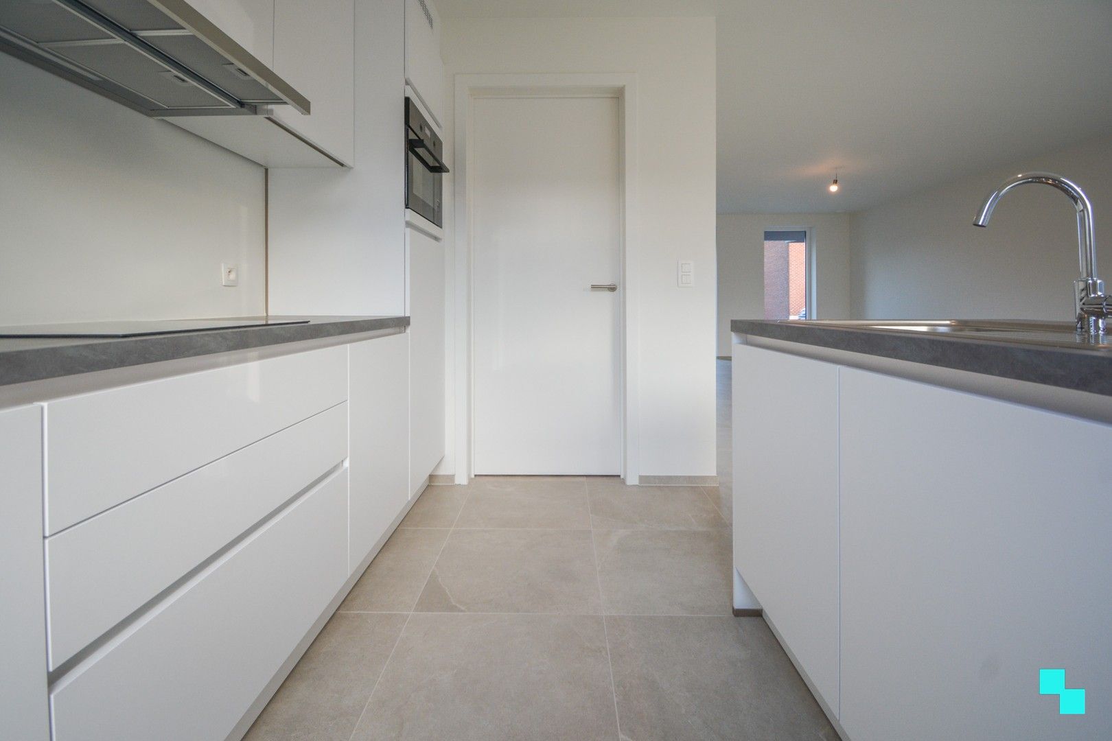 Volleidg afgewerkte nieuwbouwwoning met carport te Sleihage foto 7