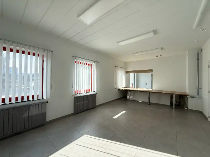 GENK: Bedrijfsgebouw met magazijn, atelier, kantoren en appartement foto 14