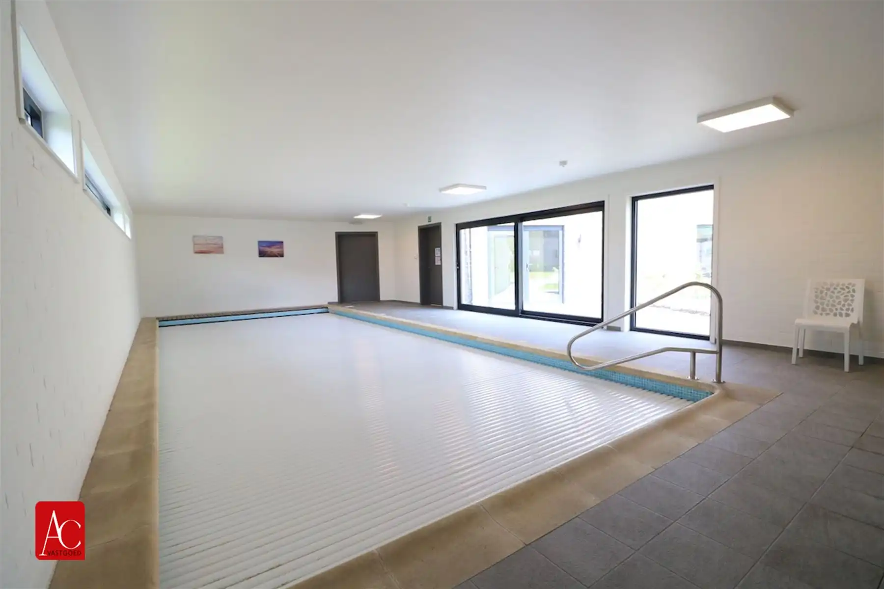 Serviceflat in recent complex met garage foto 11