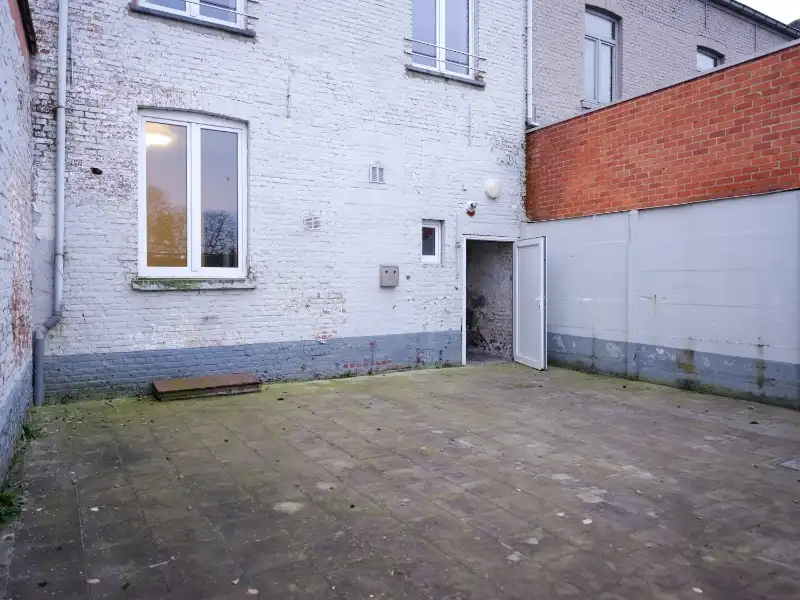 Woning vlak bij het station met tuin en achteruitgang foto 3