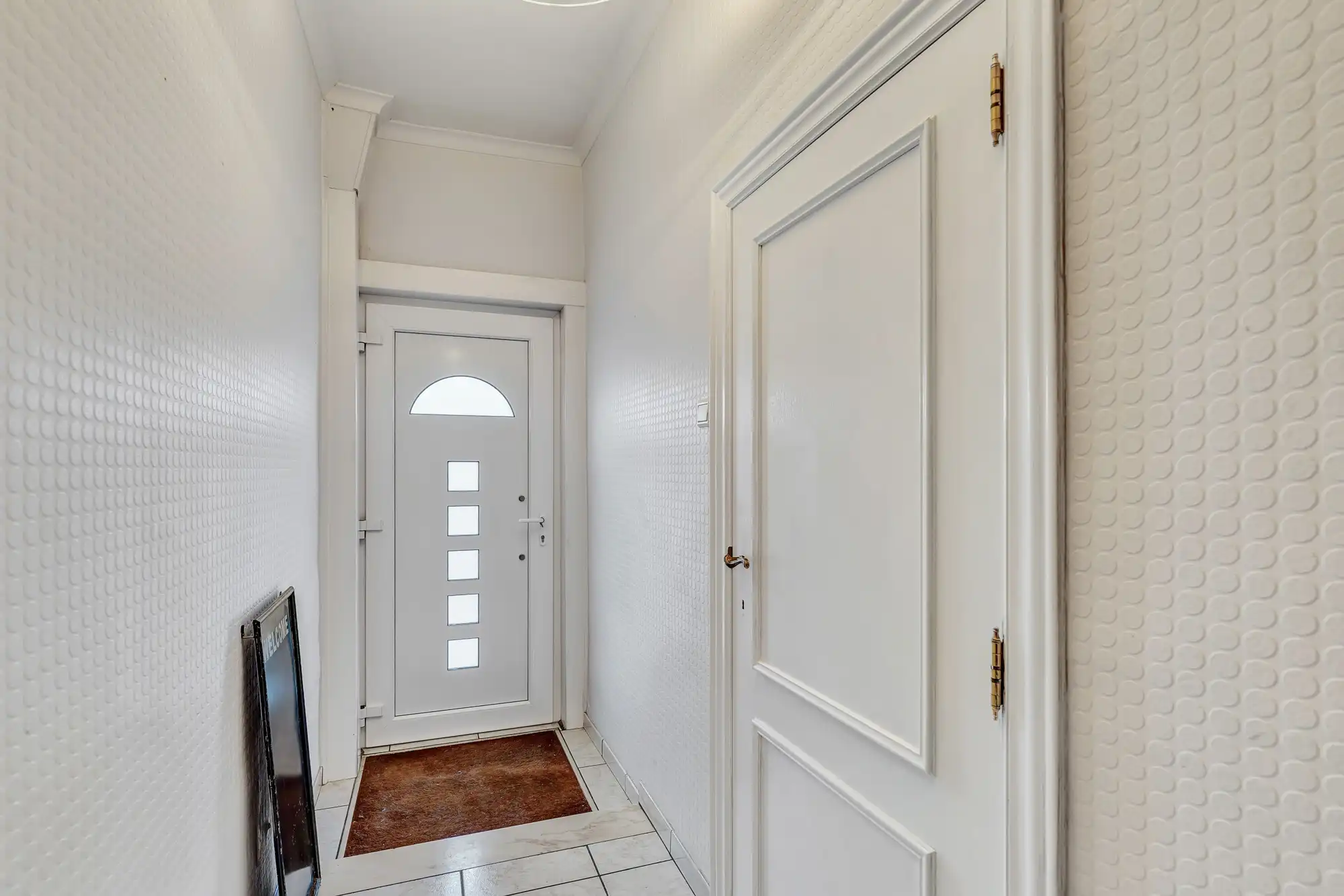 Strategisch gelegen, instapklare woning met veel potentieel foto 2