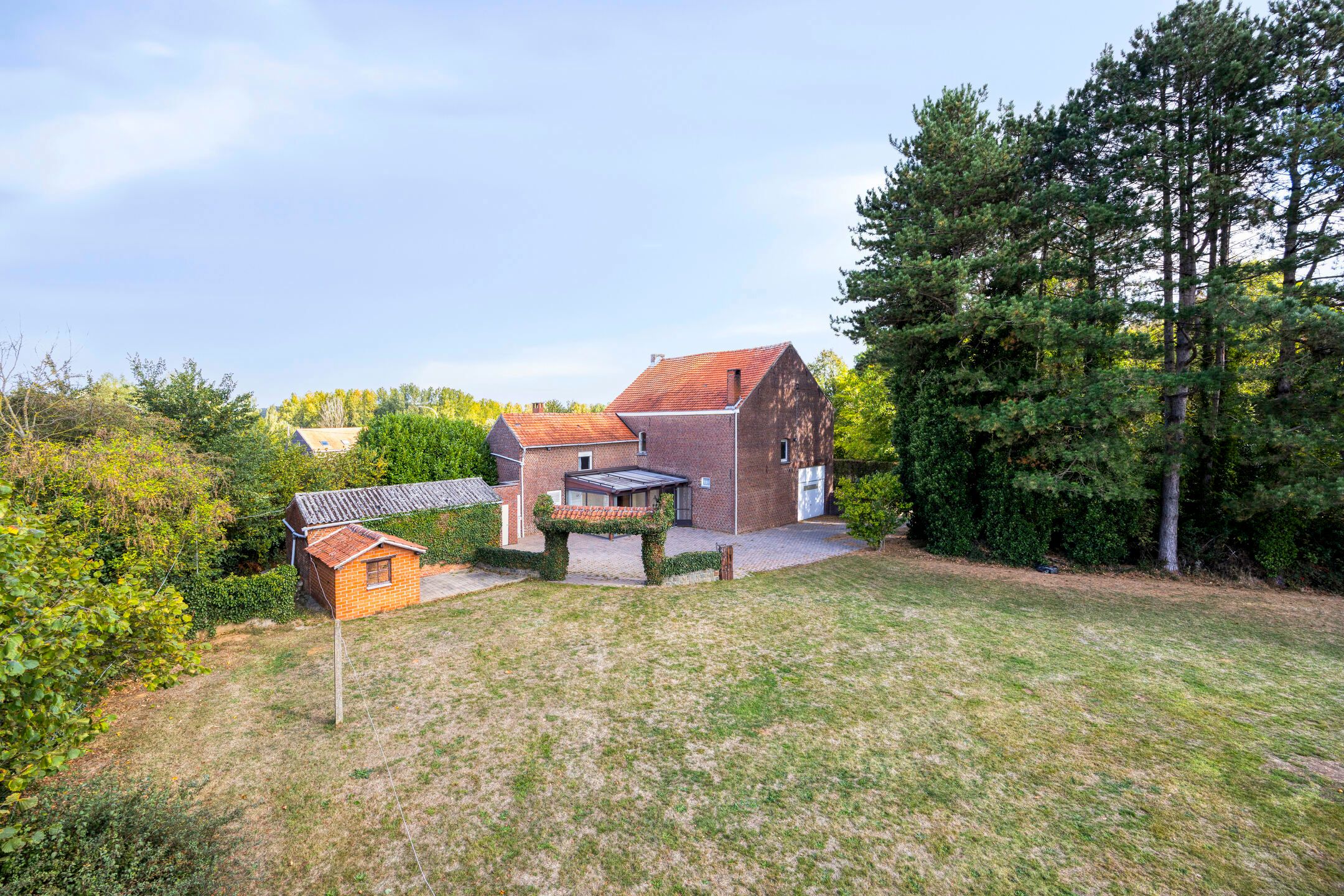 Hoofdfoto van de publicatie: Te renoveren hoeve met weide op 72are