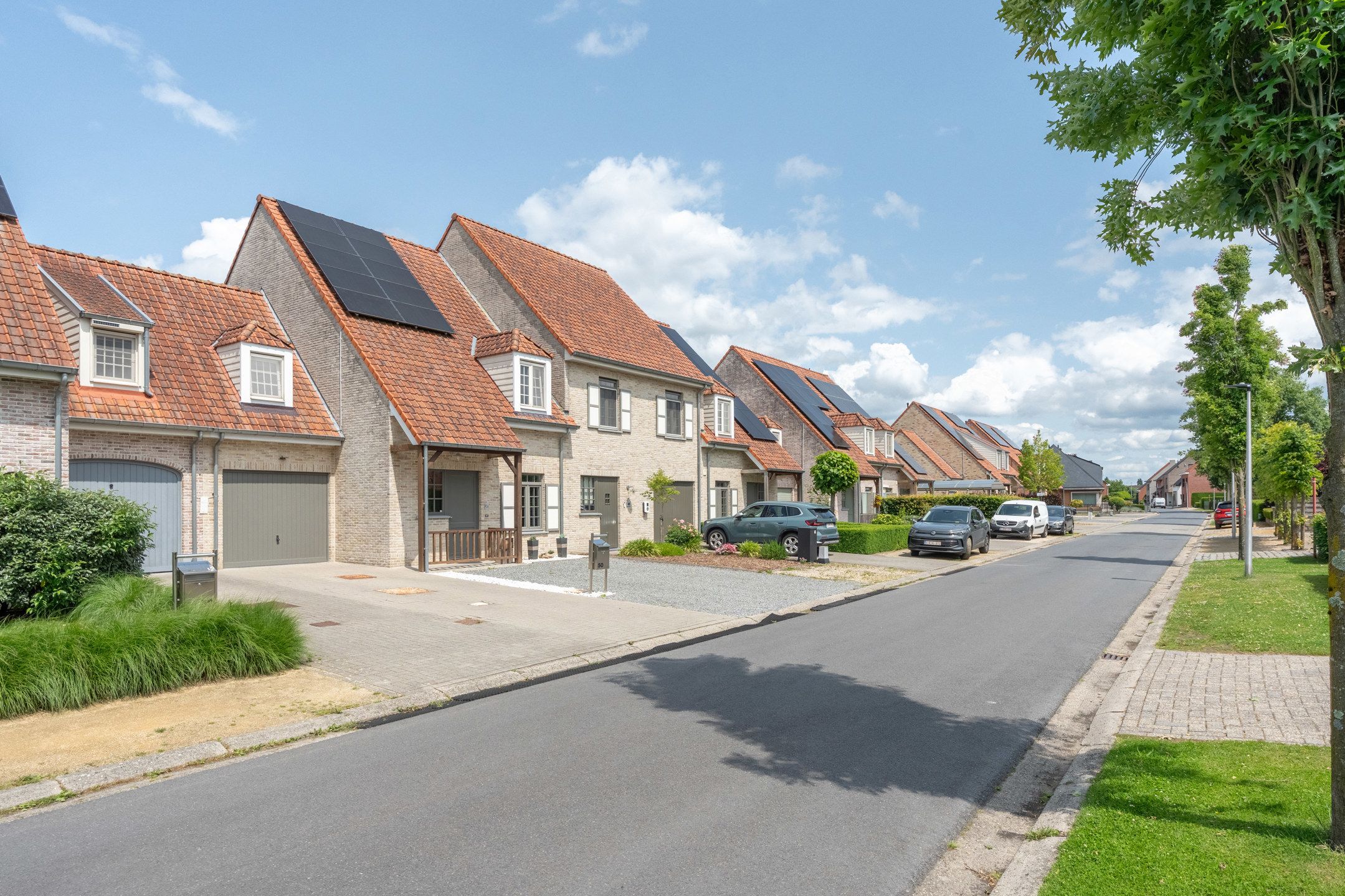 Instapklare woning met 3 grote slpks en garage foto 2