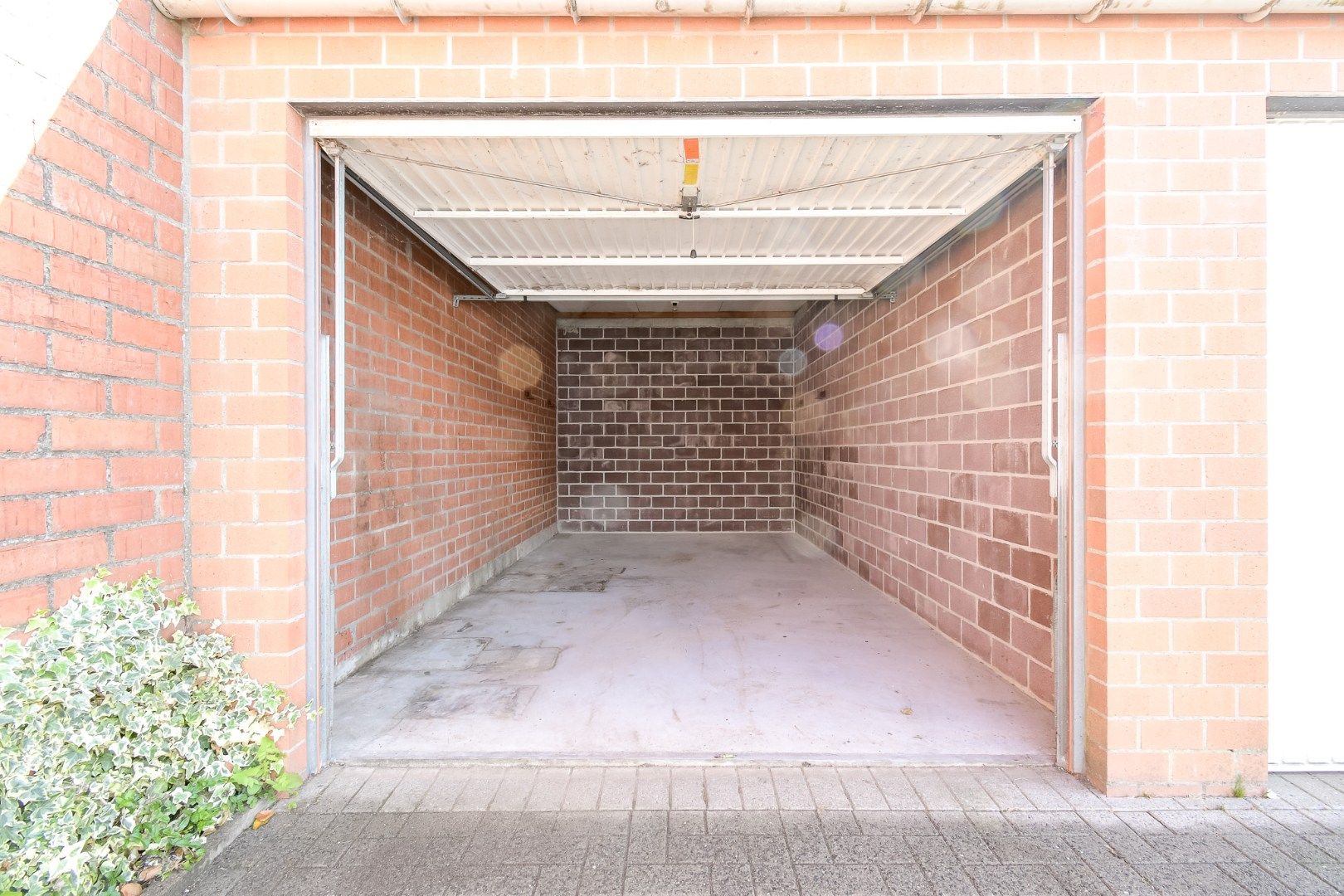 Garage te huur in centrum Torhout! foto {{pictureIndex}}