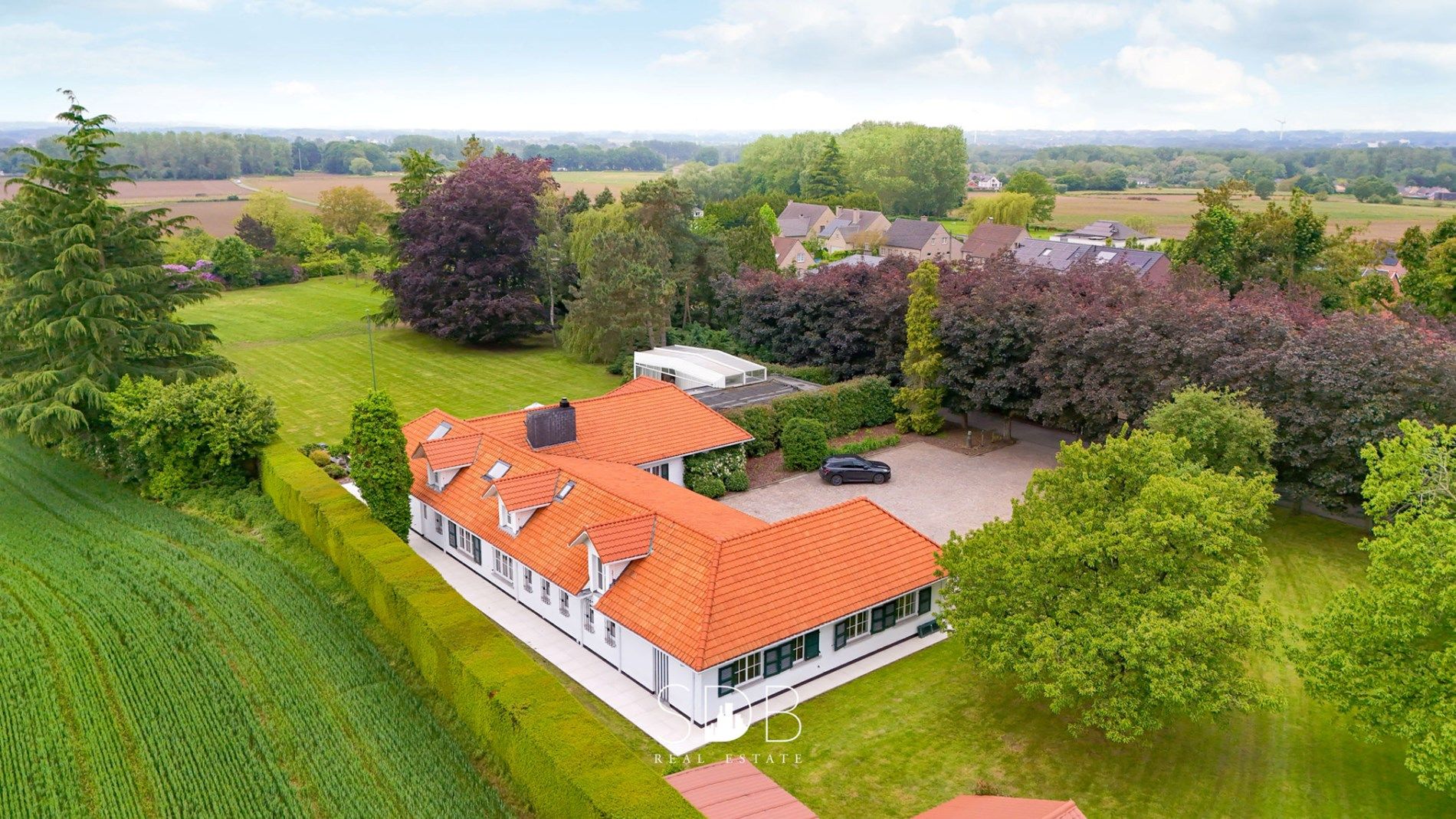 Prachtige villa met zwembad, paardenstallen, paddock en grasland op 1,3HA foto {{pictureIndex}}