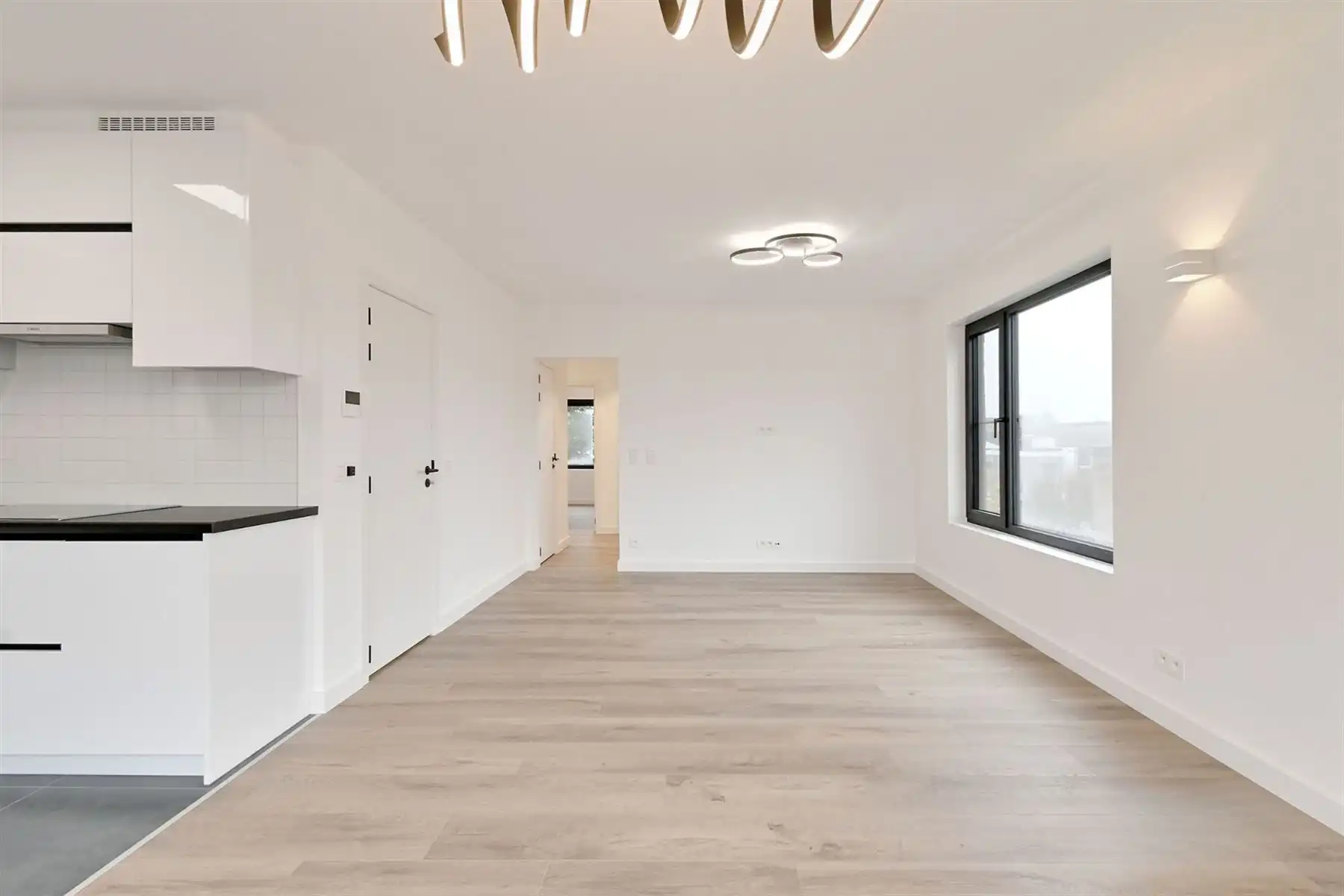 Gerenoveerd BEN-appartement te Berchem! foto 5