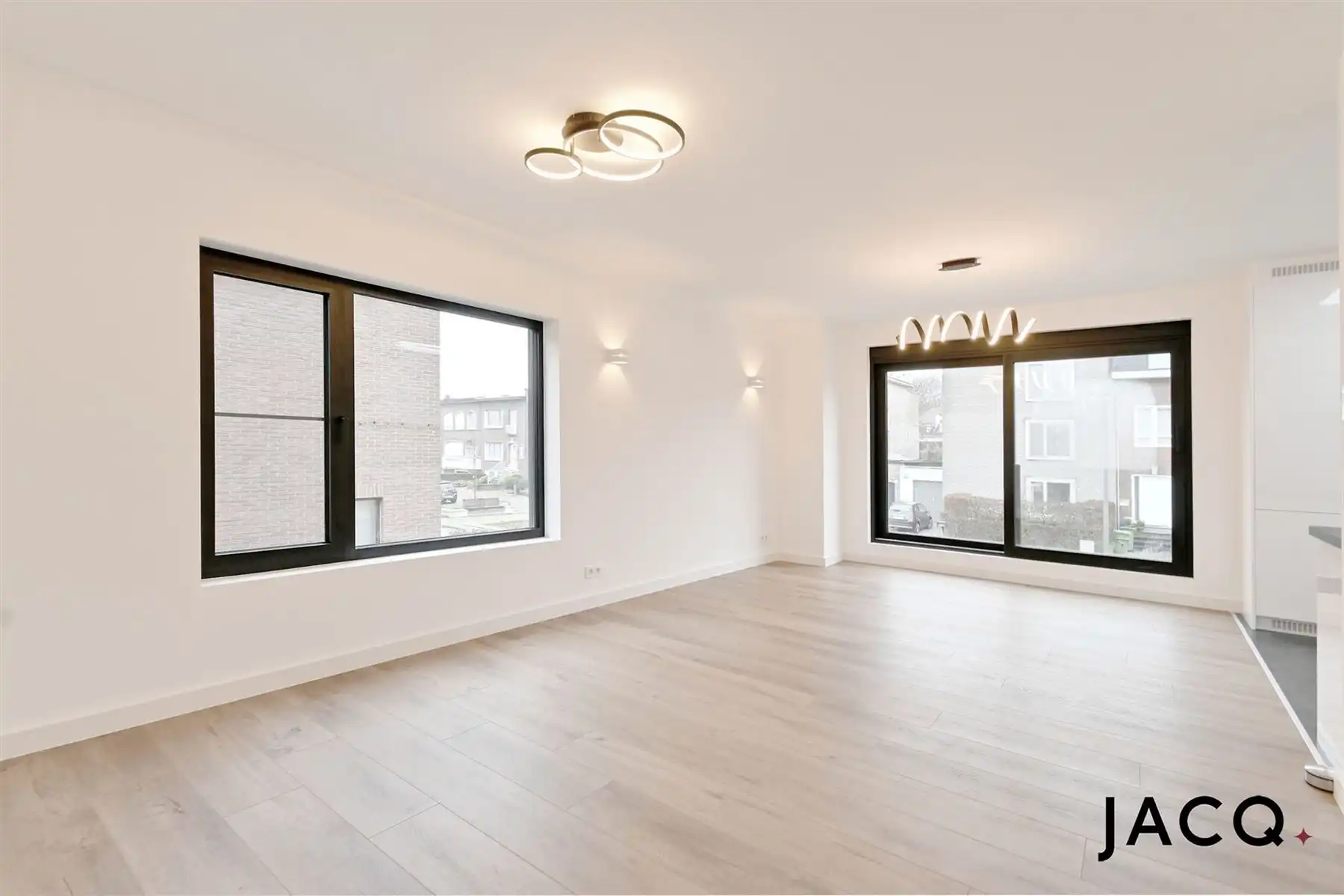 Gerenoveerd BEN-appartement te Berchem! foto 5