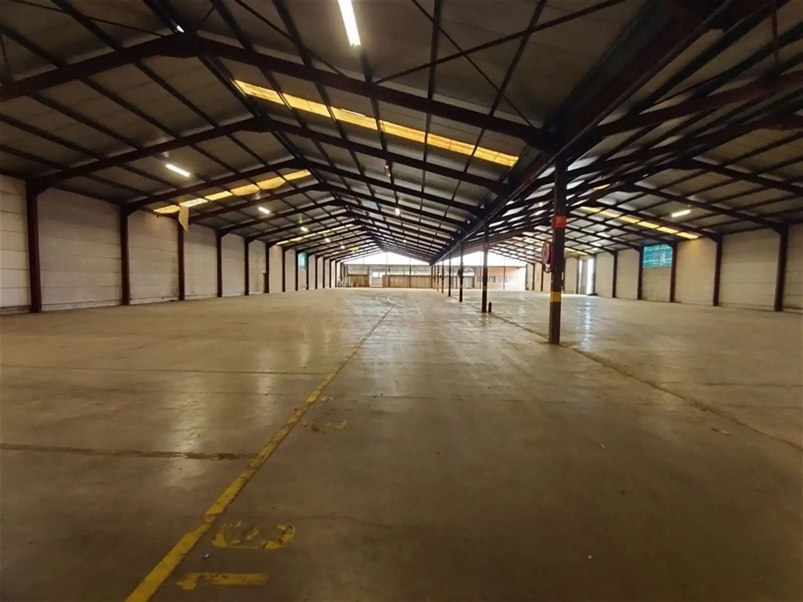 Magazijn met buitenopslagruimte foto 6