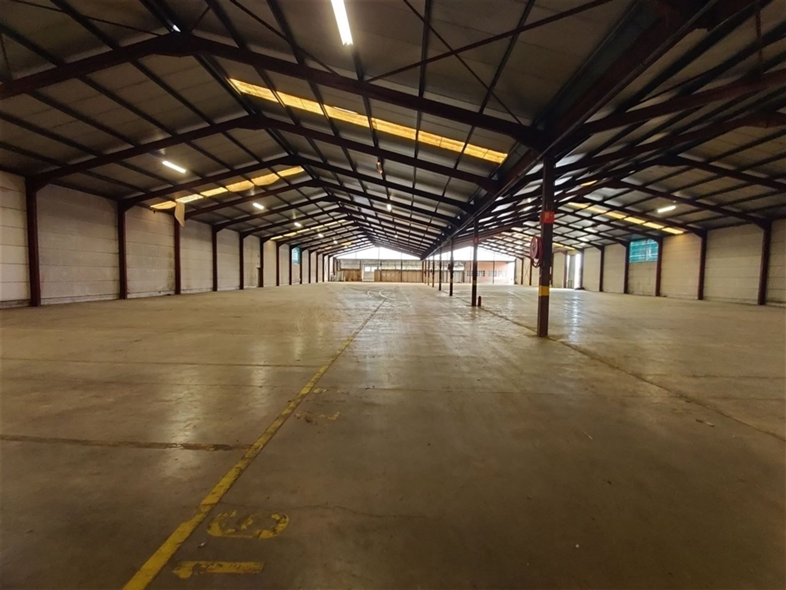 Magazijn met buitenopslagruimte foto 6