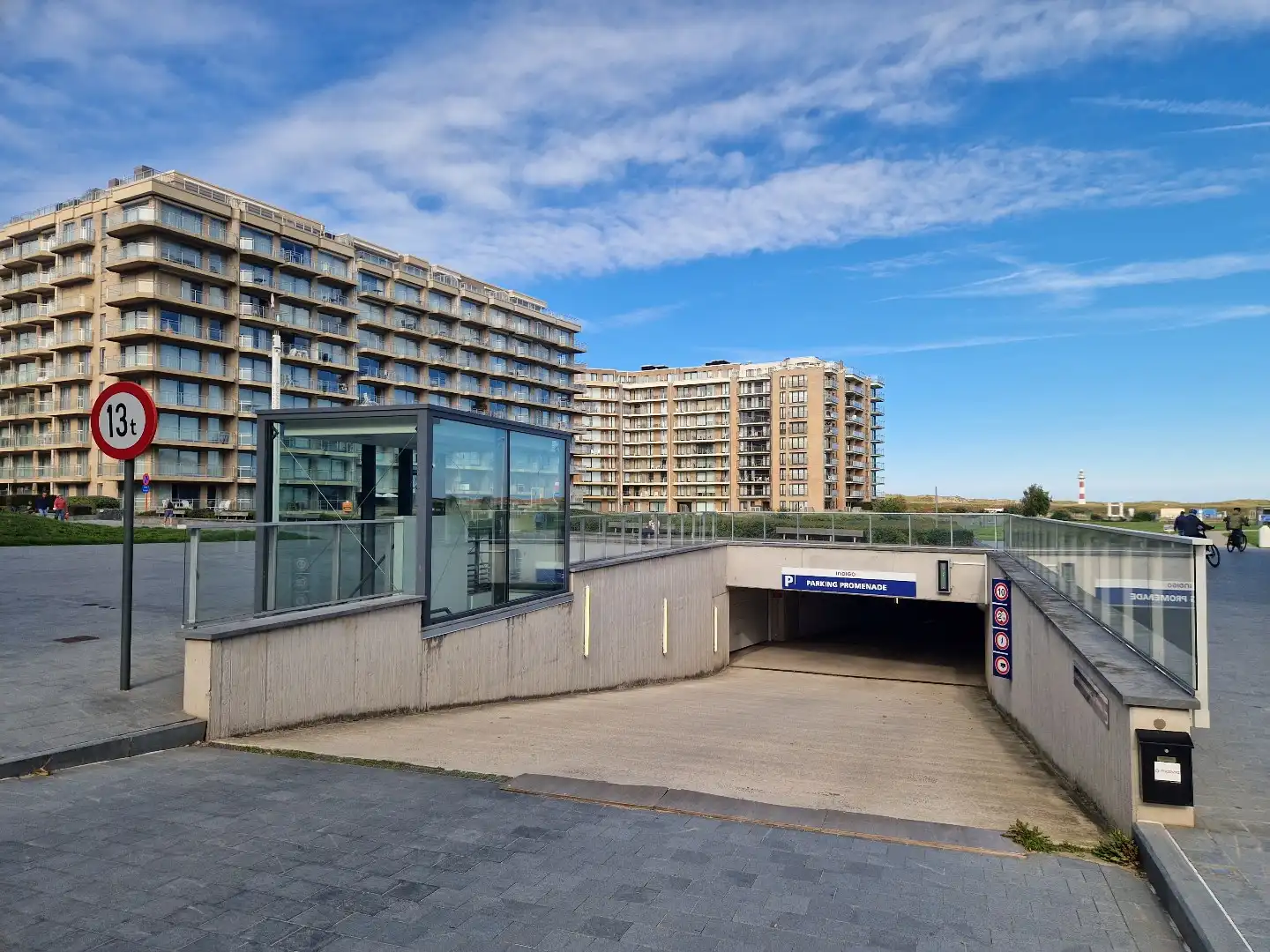 Ruime garage te huur te Nieuwpoort-bad foto {{pictureIndex}}