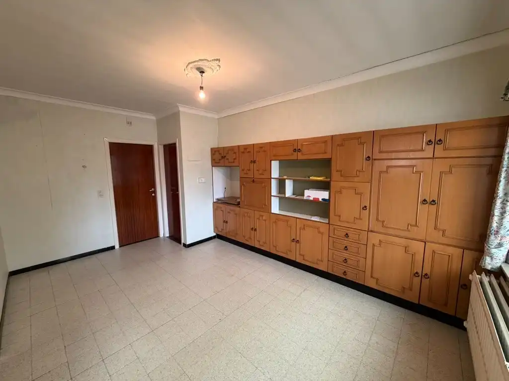 Genk – Hasseltweg 116: Op te frissen woning met 3 slaapkamers, inpandige garage, kelder, tuin en ruime parking aan de voorzijde foto 11