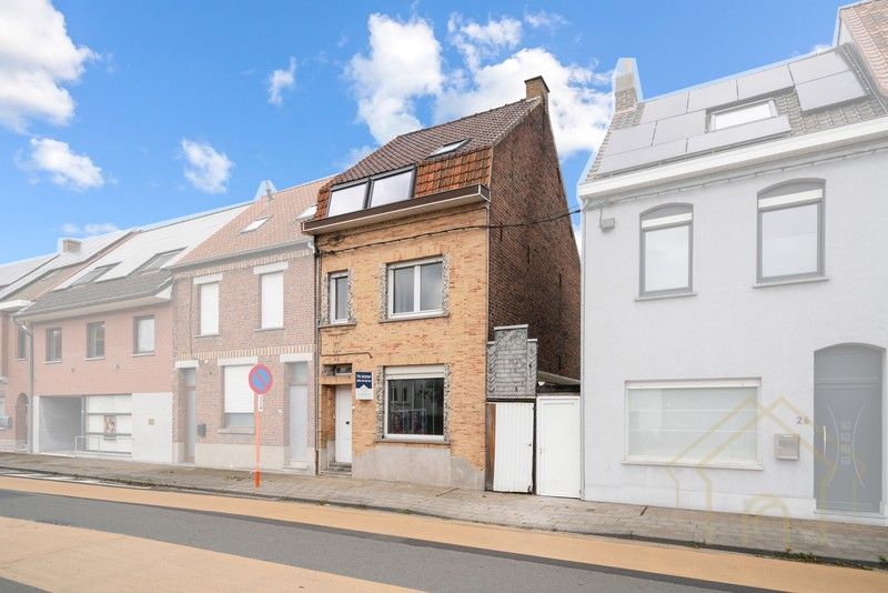 Ruime te renoveren woning met 4 slaapkamers en uitweg via de zijkant foto 1