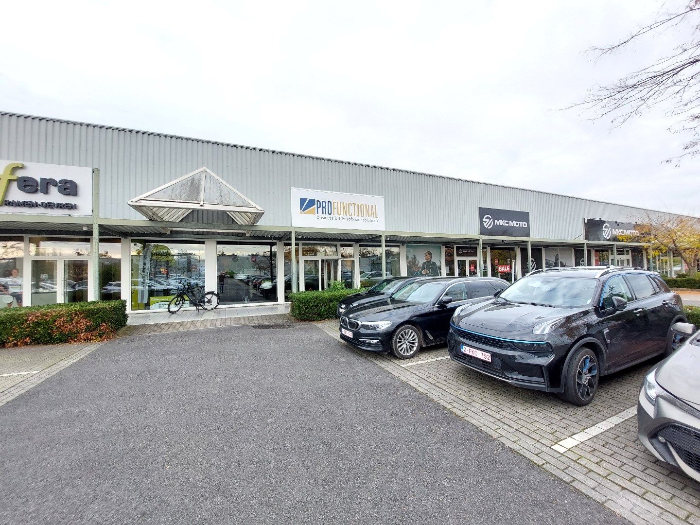 Instapklare Showroom van 500m² op commercieel centrum Pottelberg  foto 2