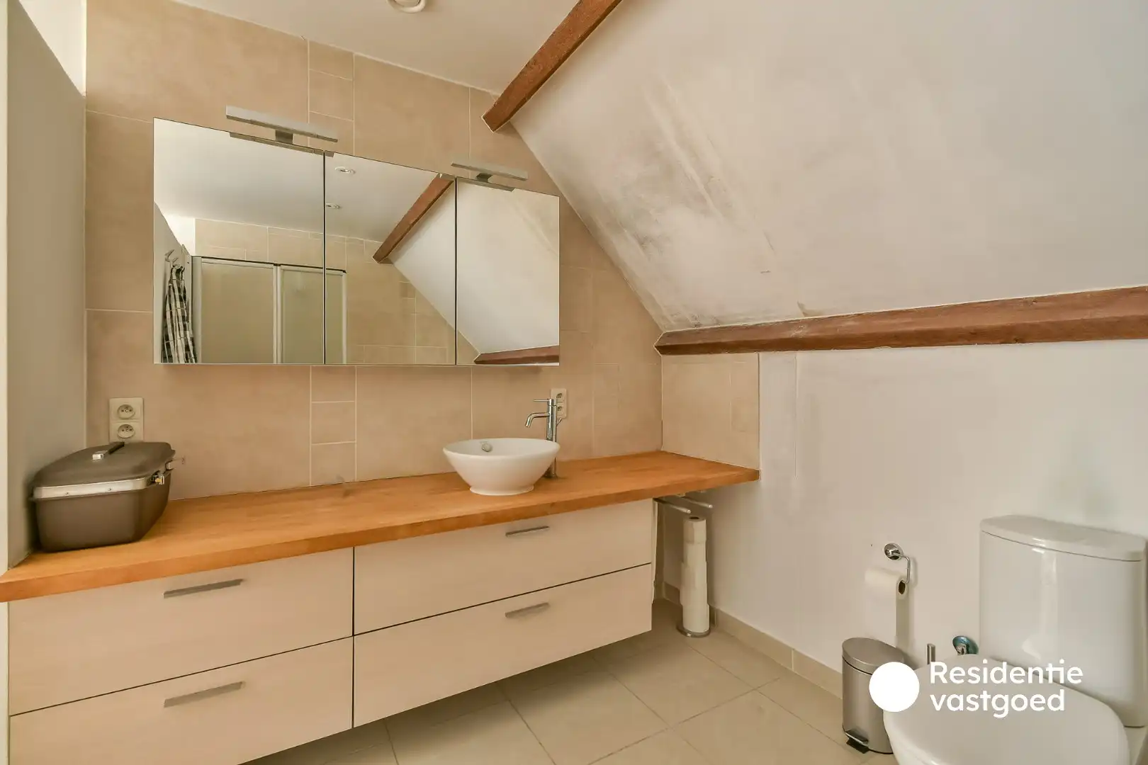 Verrassend ruime woning met unieke indeling en veel potentieel in Torhout! foto 17