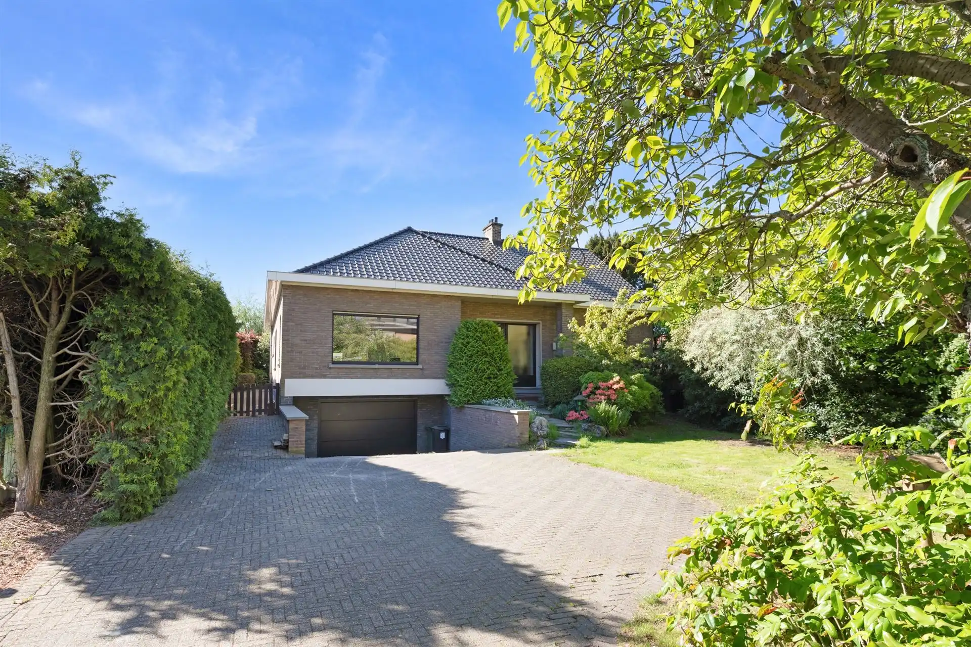 Lichtrijke villa nabij de dorpskern foto {{pictureIndex}}