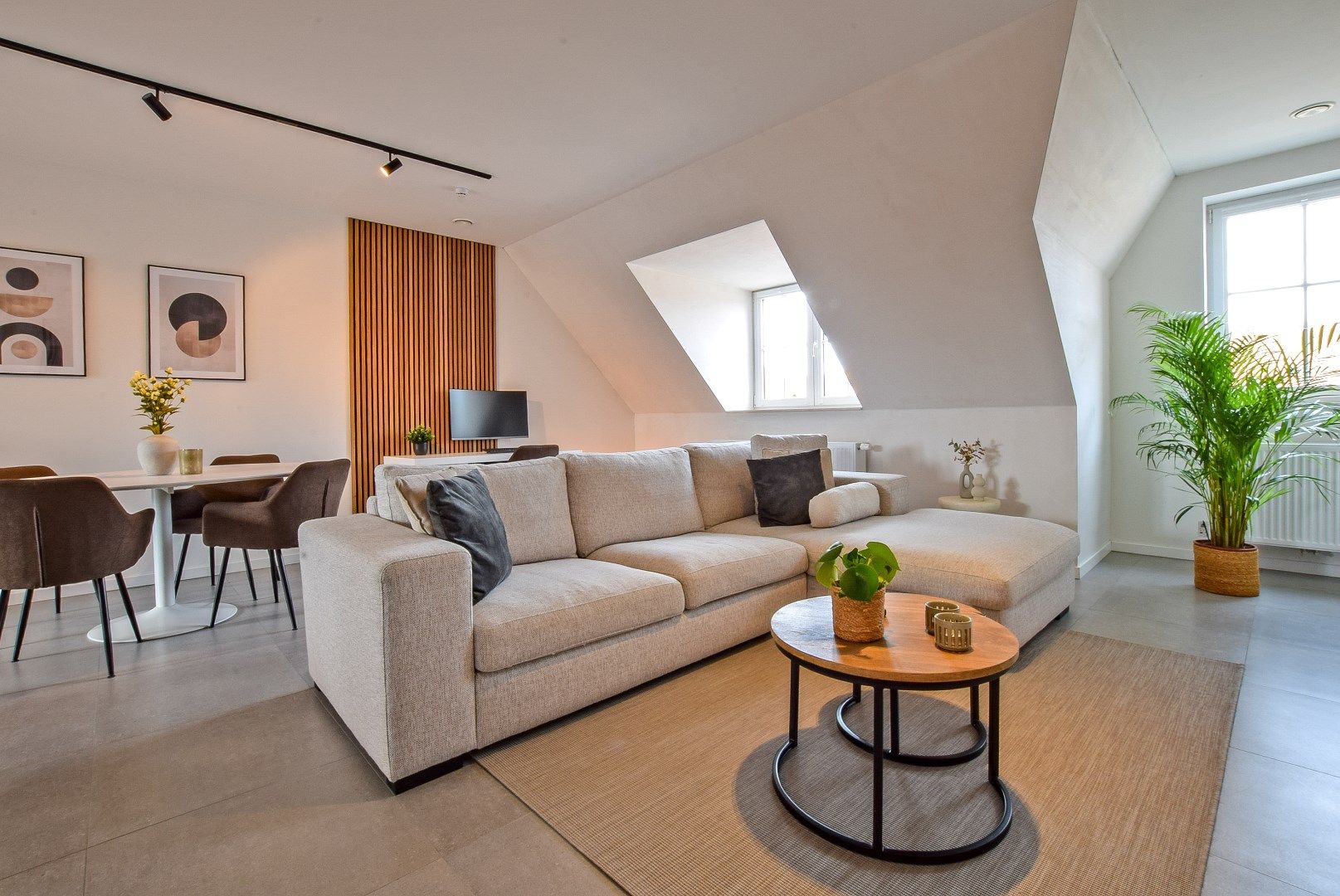 Prachtig recent (2021) duplexappartement (102 m²) met 2 slaapkamers te Nieuwpoort stad. foto {{pictureIndex}}