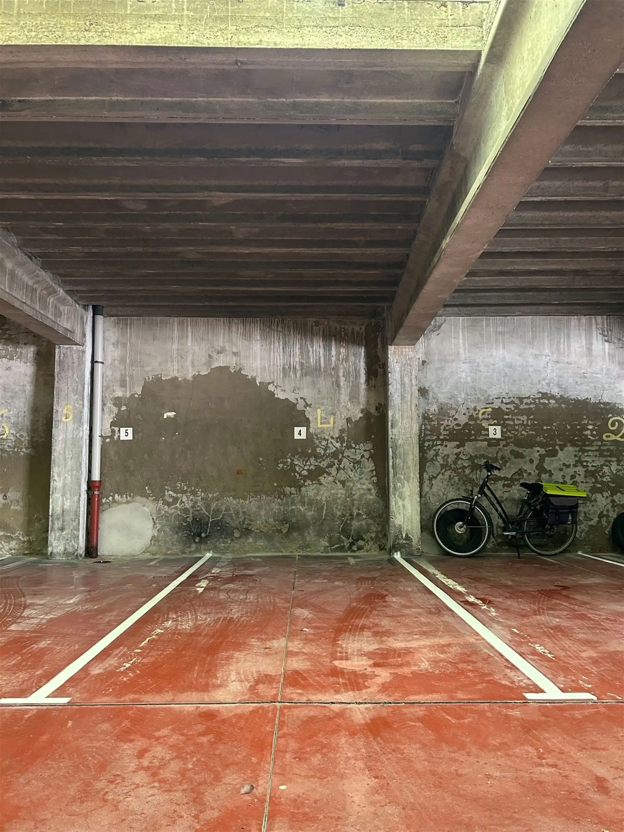Overdekte en afgesloten autostaanplaats met fietsenparking foto 2