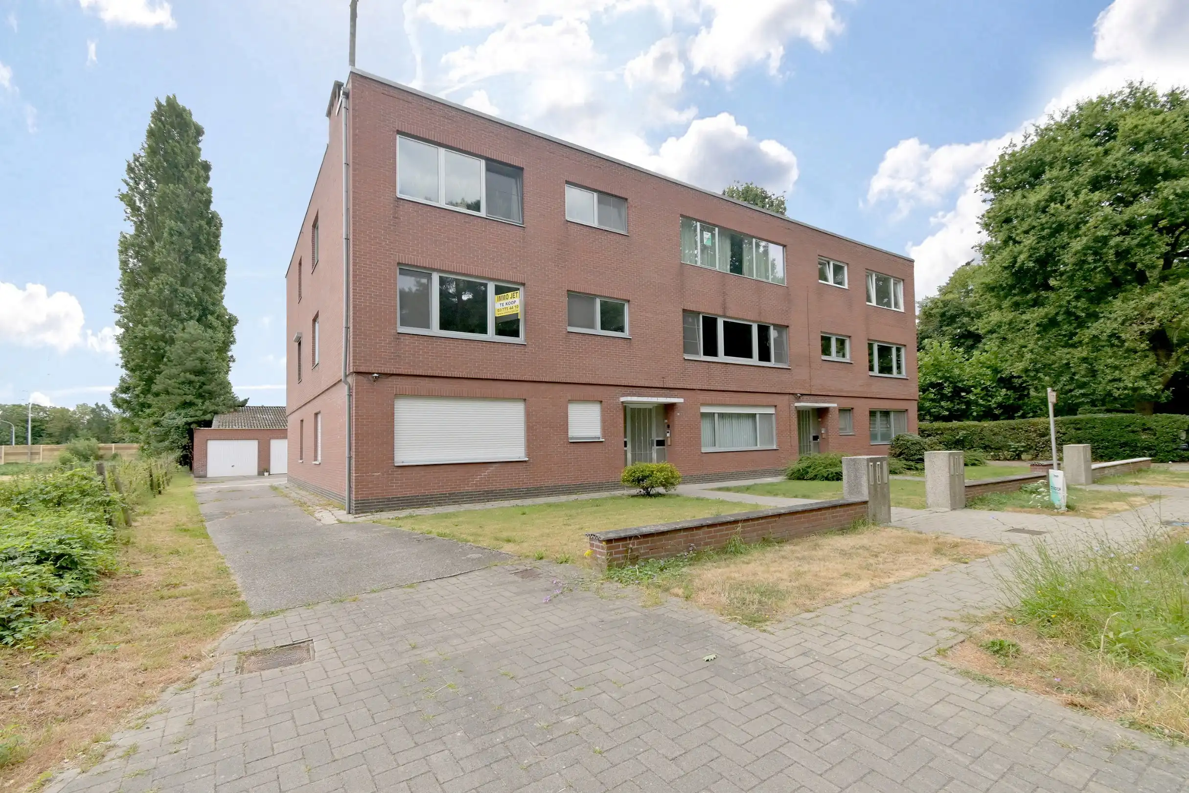Vernieuwd appartement met drie slaapkamers en garage in Sint-Niklaas foto 18
