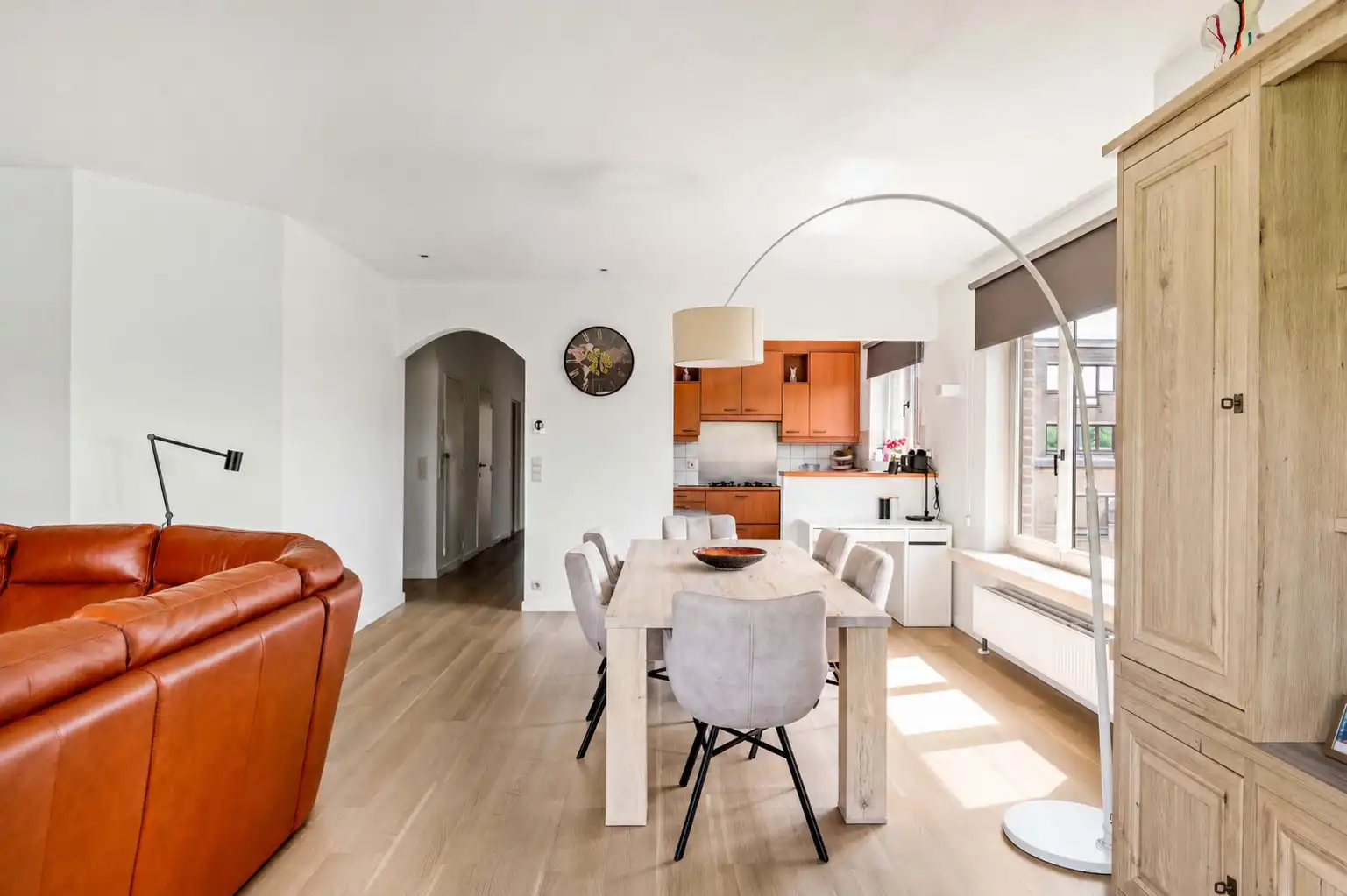 Gerenoveerd 2 slaapkamer hoekapp.  met terras en garage foto 2