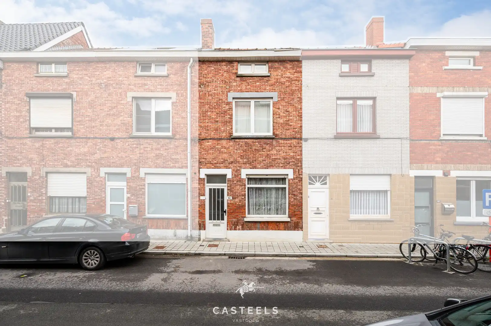 Gezinswoning met potentieel te koop in Mariakerke foto {{pictureIndex}}