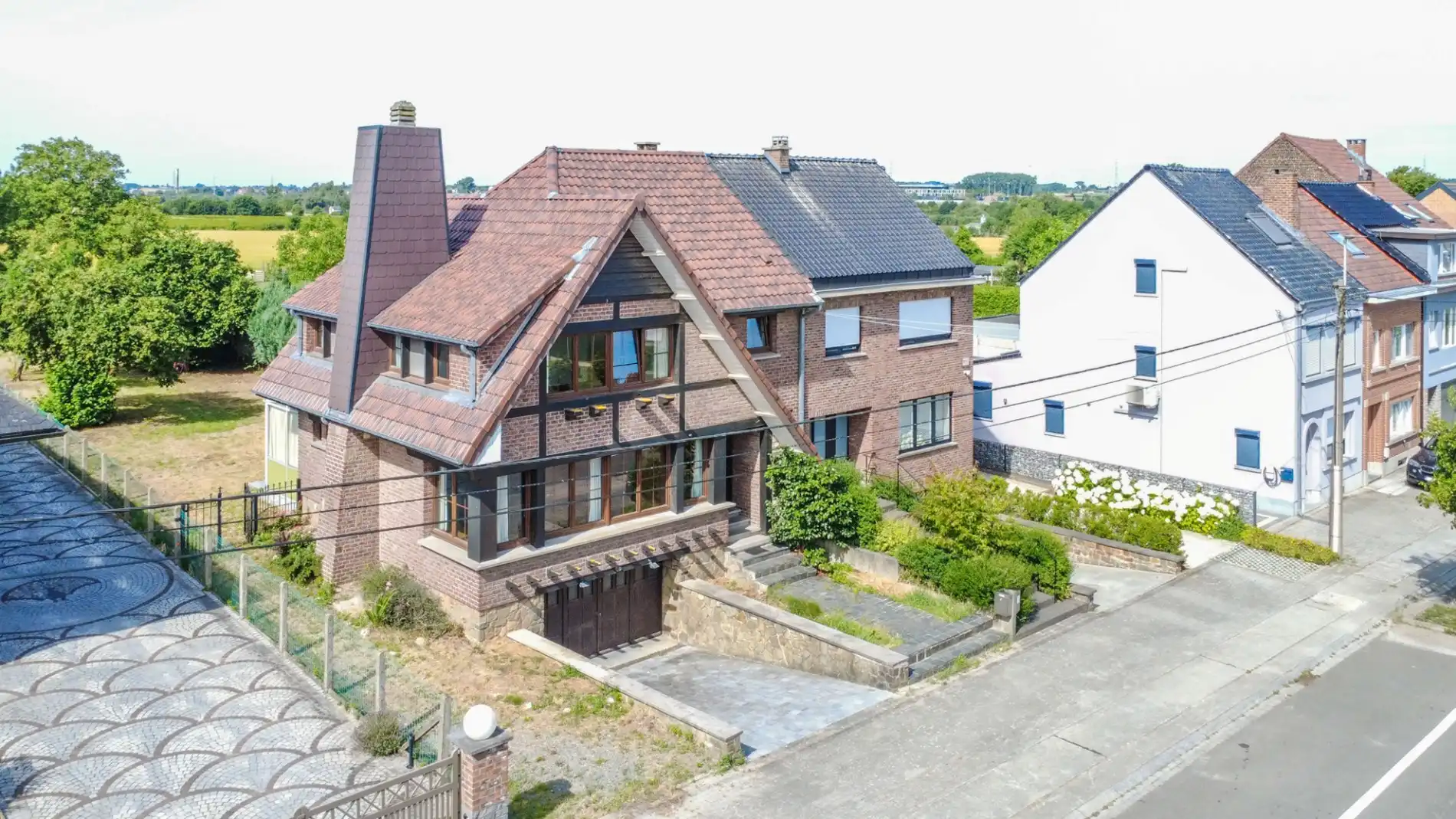 Een driegevel villa (deels te renoveren) met 3 slaapkamers + tuin! foto {{pictureIndex}}