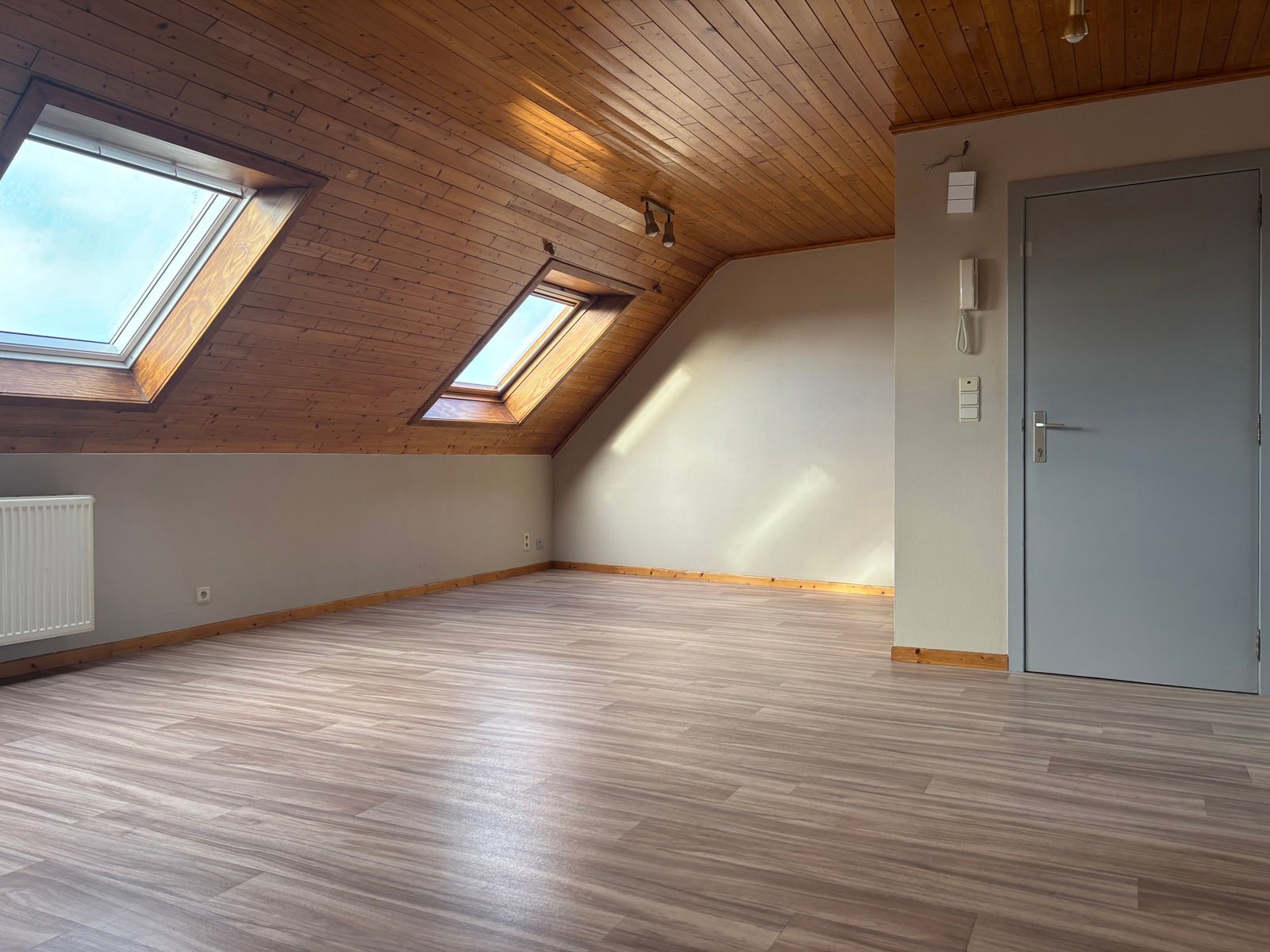 Ruim en lichtrijk dakappartement te huur in hartje Deinze foto 3