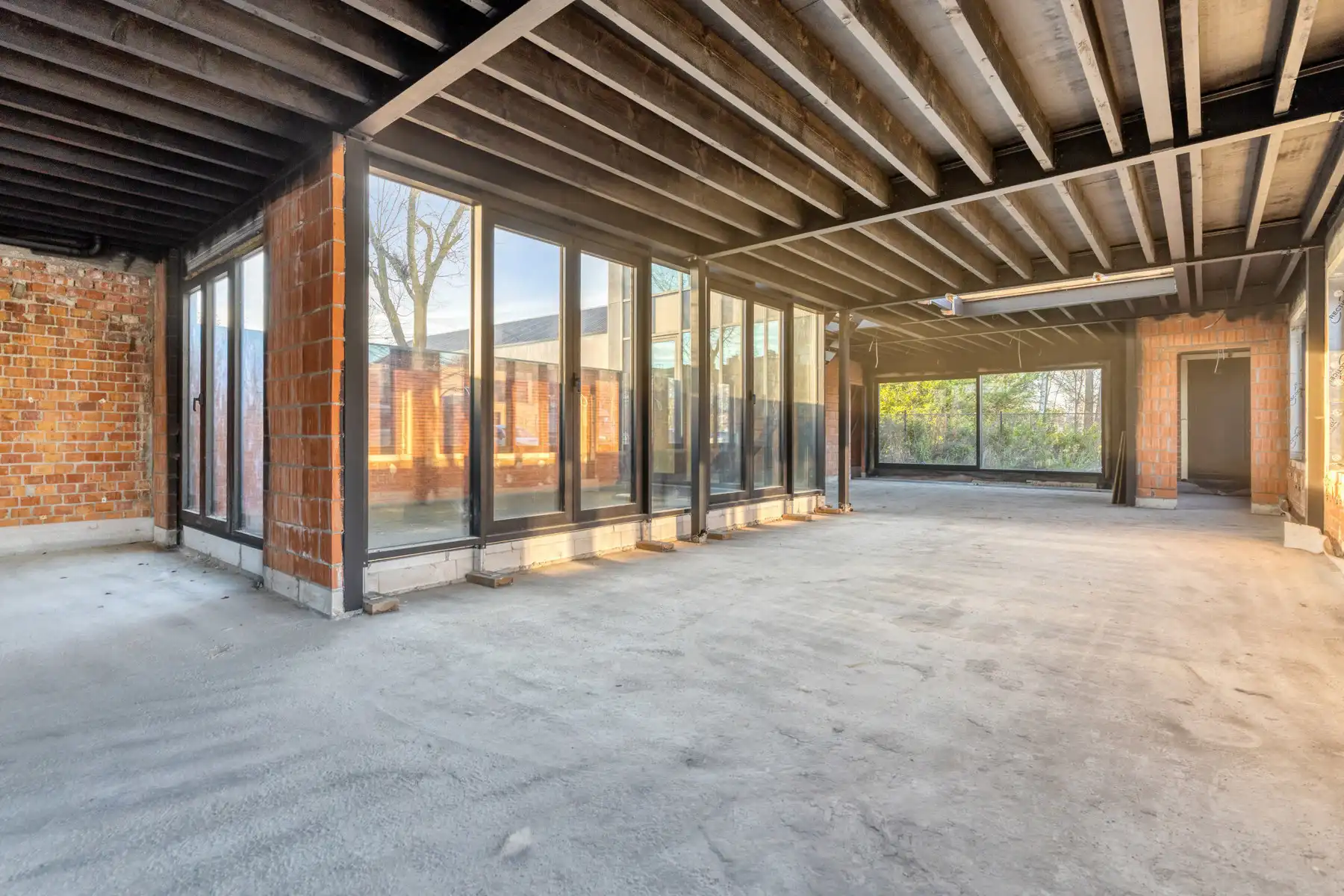 Casco af te werken woning met achterliggend magazijn. foto 6